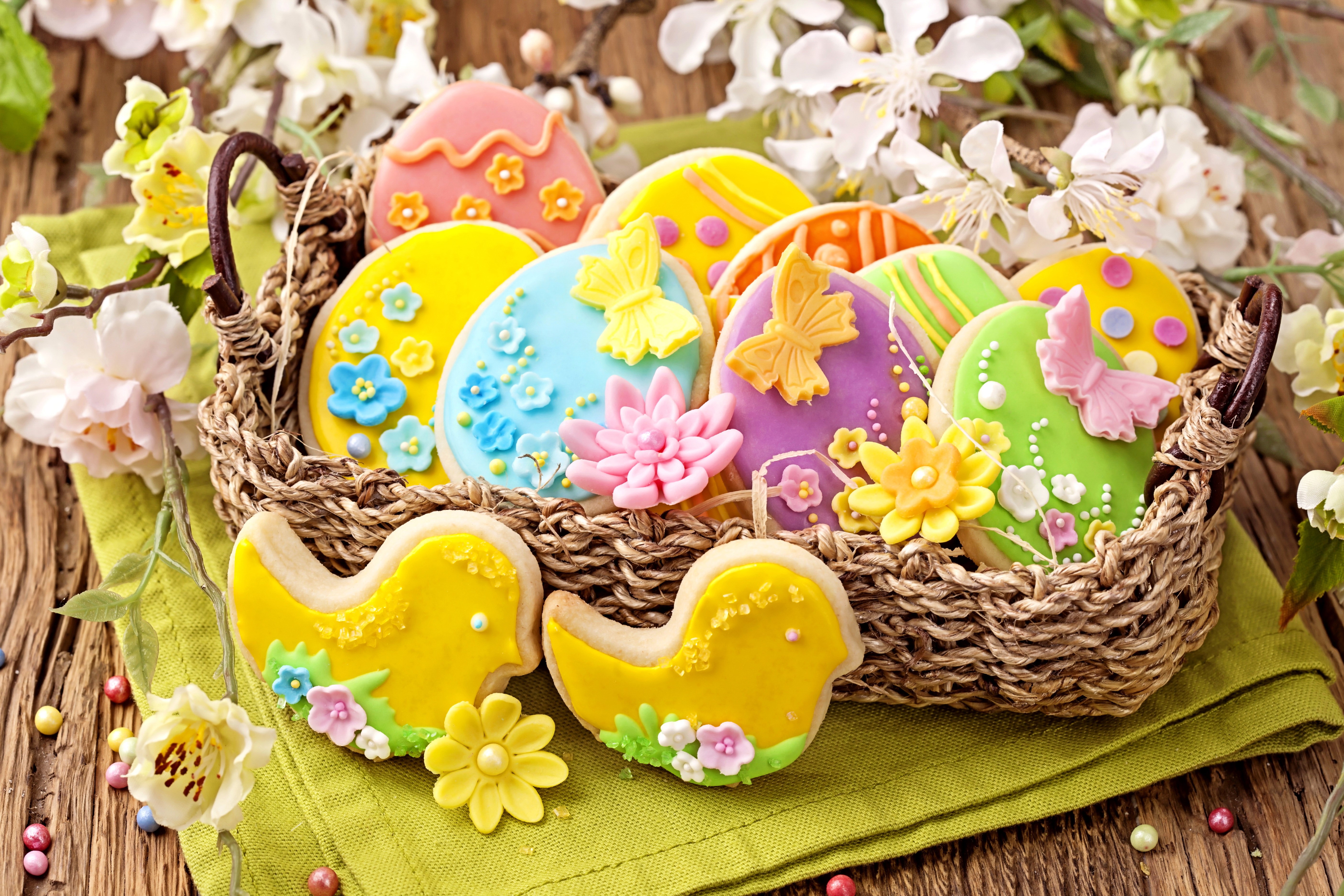 Easter cookies in a basket with flowers HD Wallpaper