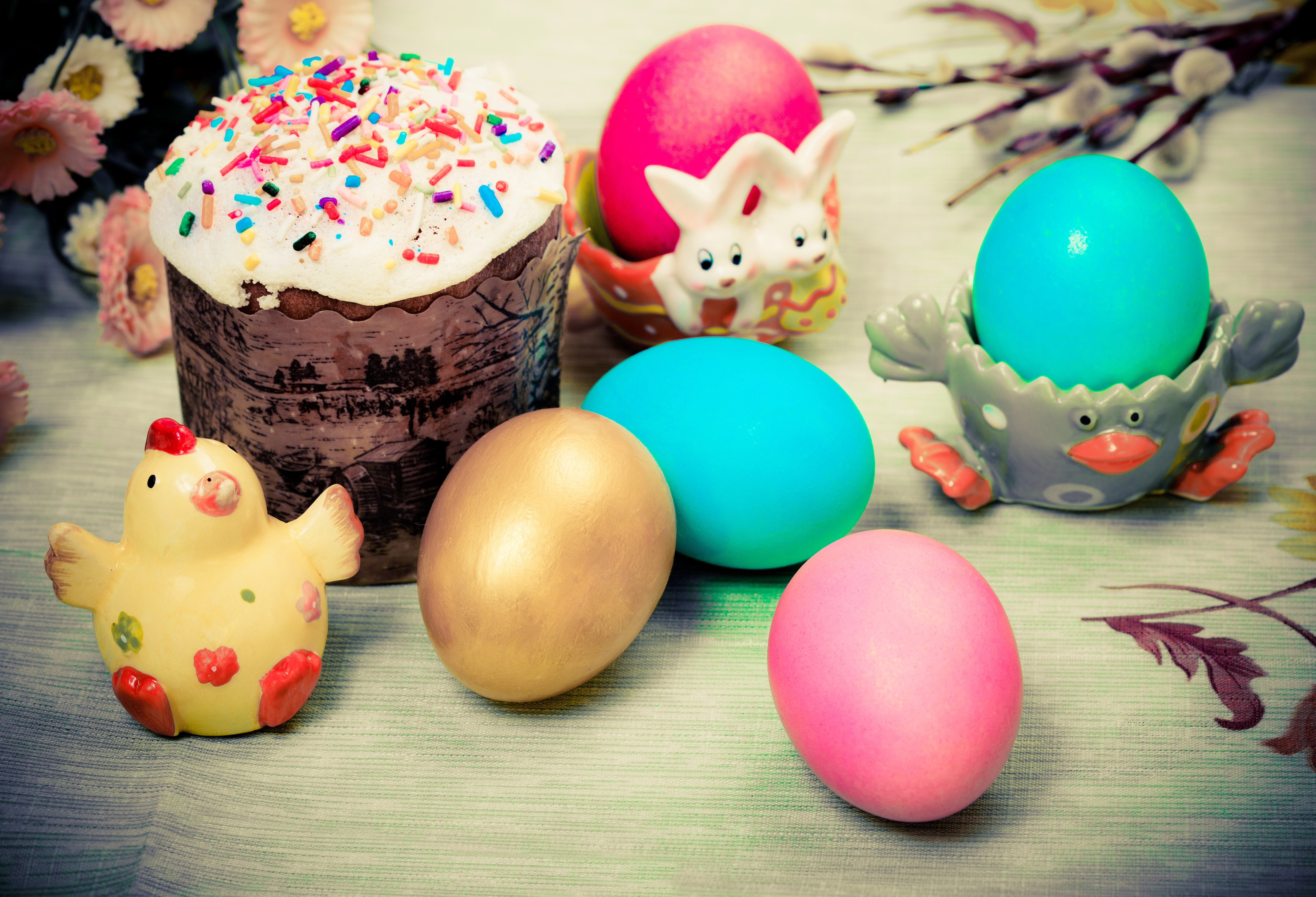 Easter cake and eggs with figurines HD Wallpaper