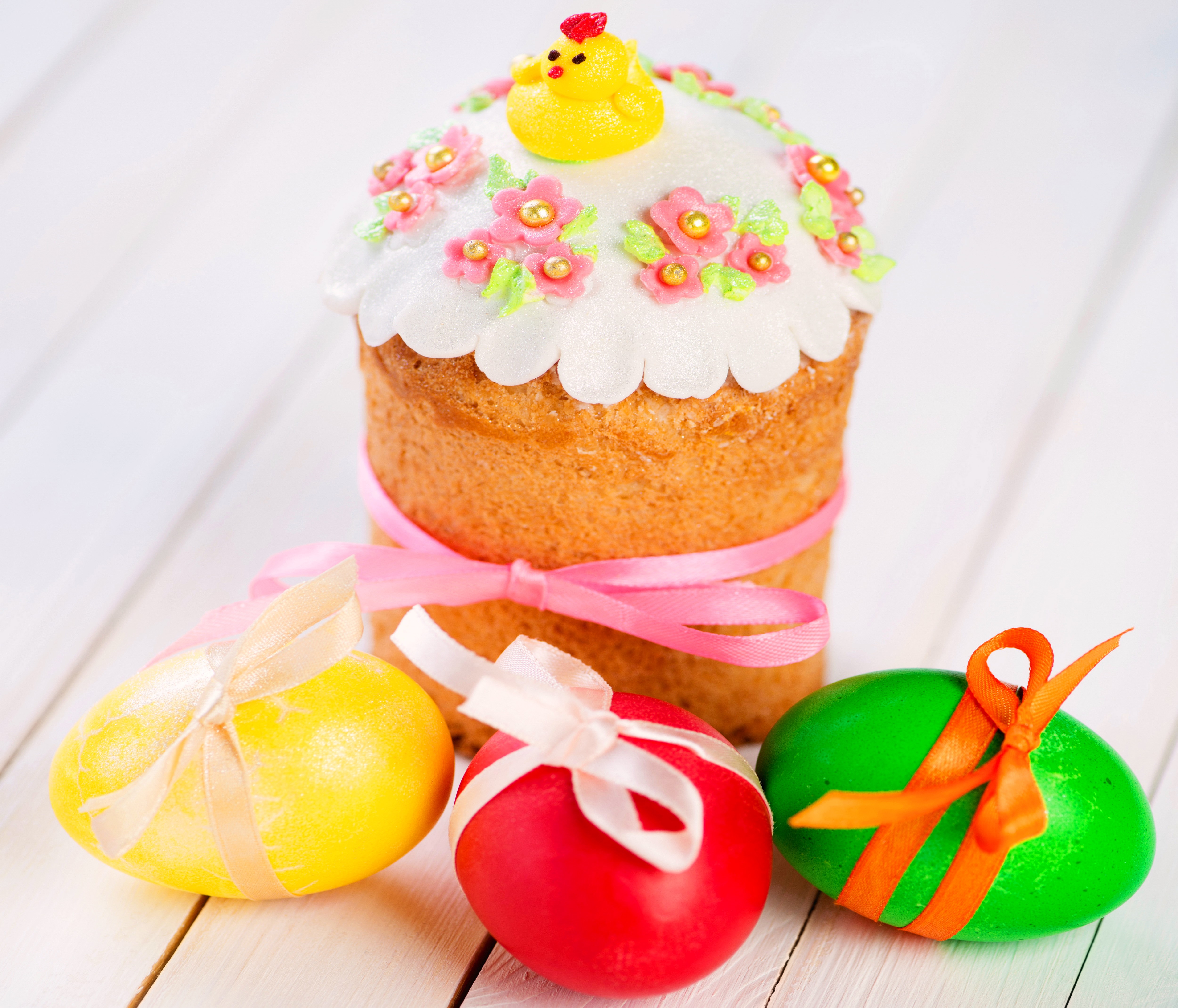 Easter Kulich Cake with Decorated Eggs HD Wallpaper