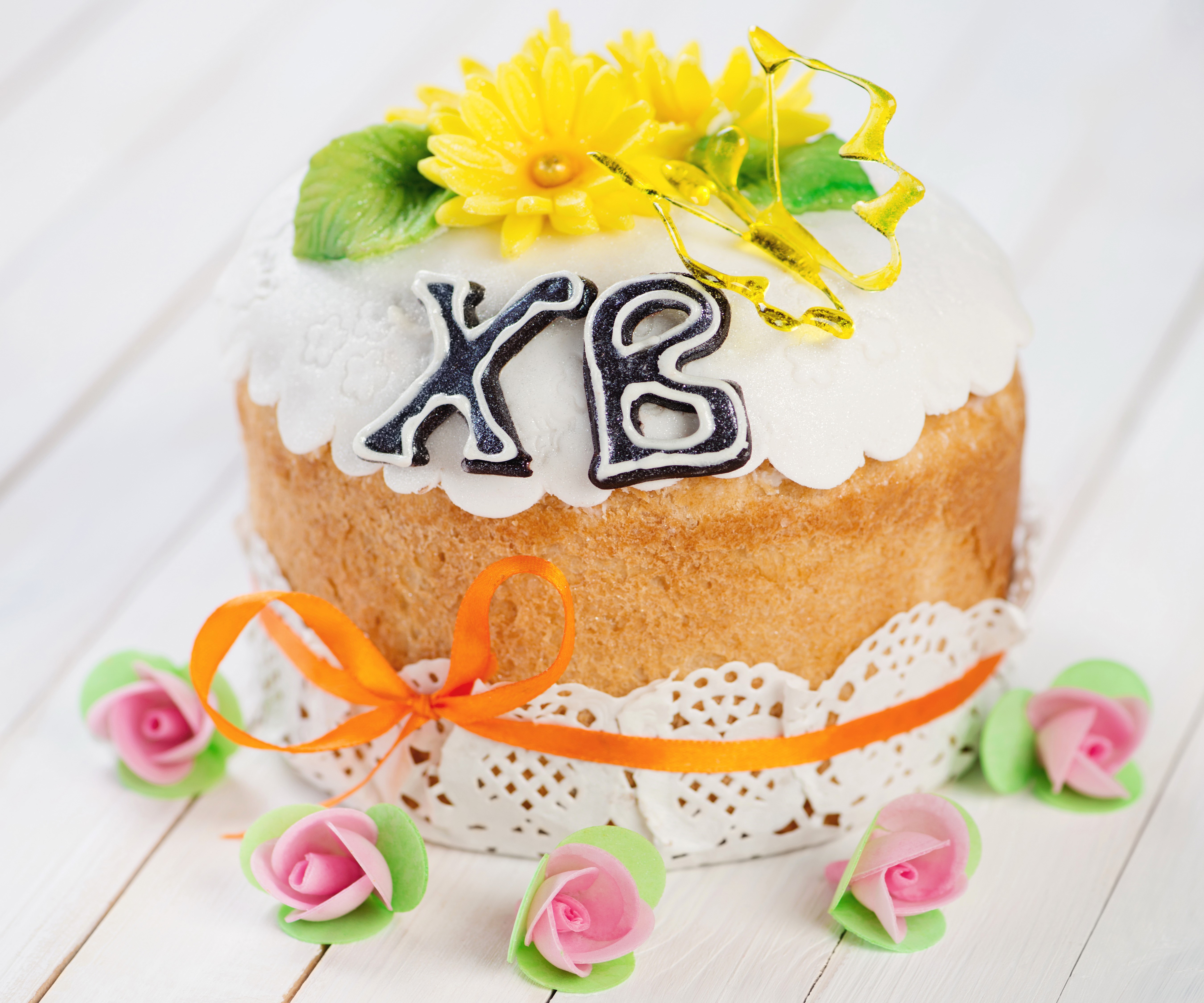 Easter Kulich Cake with Flowers and Decorations HD Wallpaper