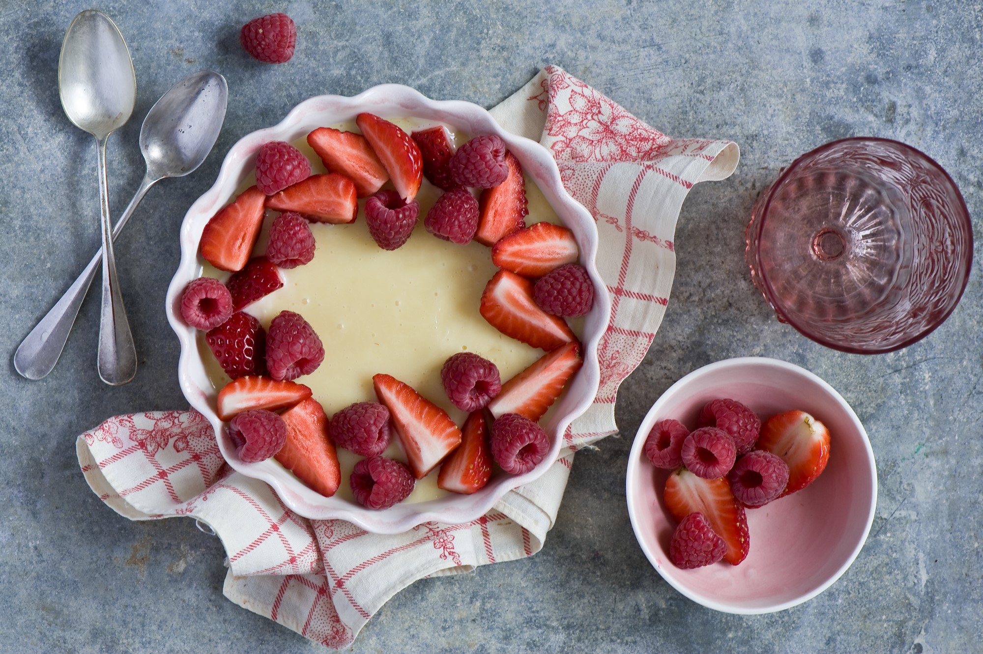 Dessert with strawberries and raspberries HD Wallpaper