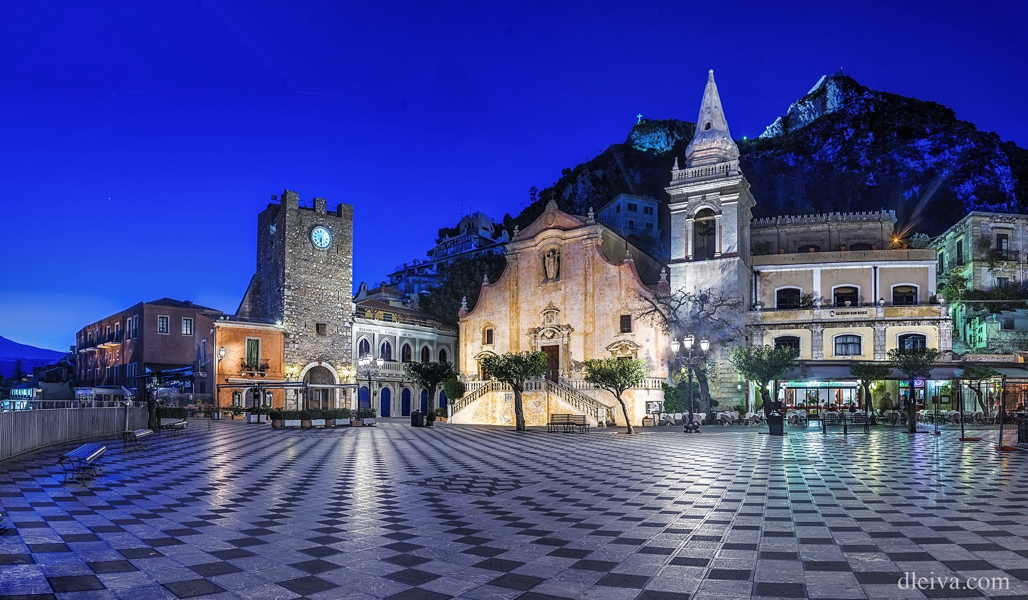 Piazza IX Aprile in Taormina, Sicily at Night HD Wallpaper
