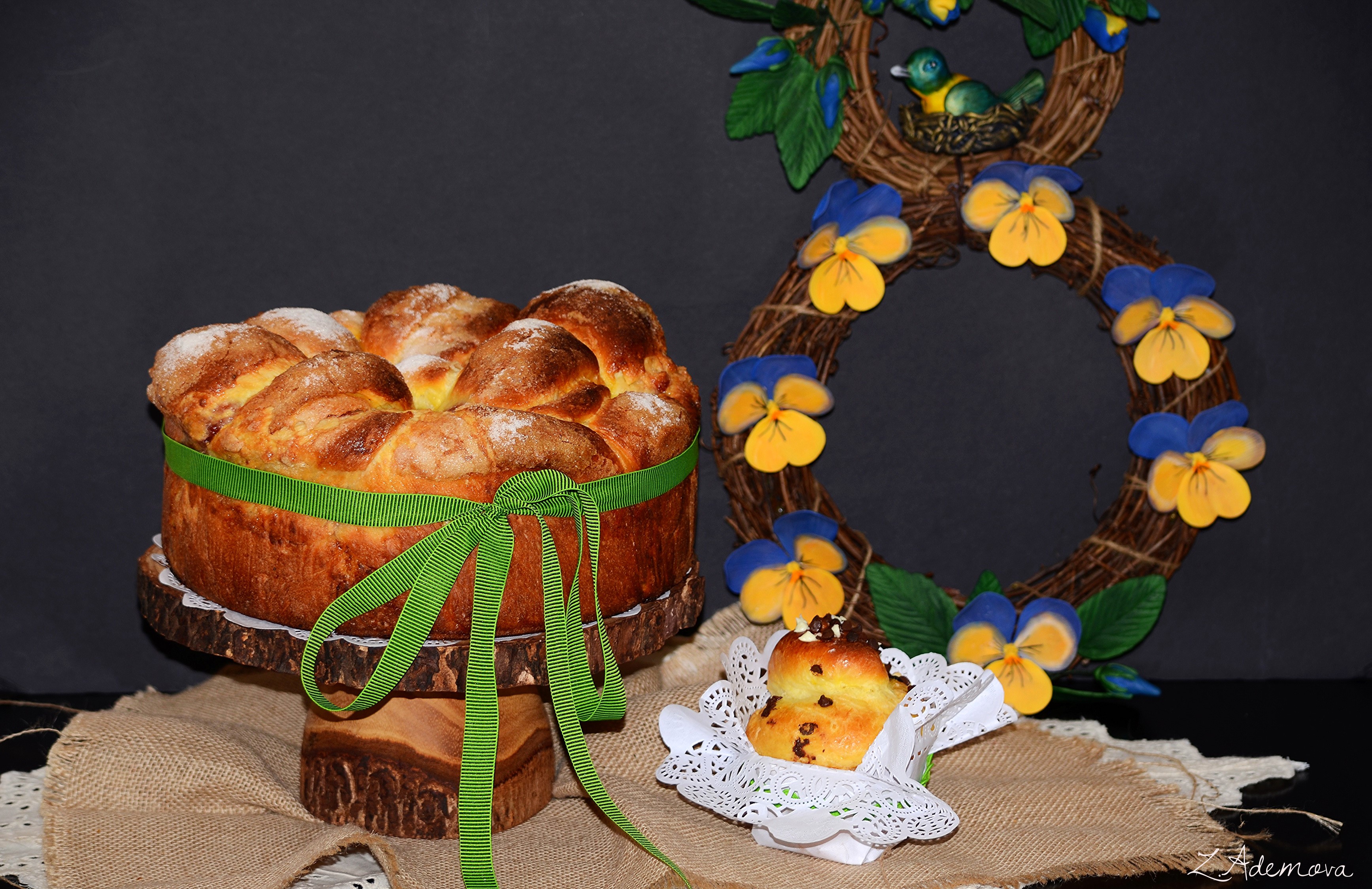 Sweet bread and pastry with floral wreath HD Wallpaper