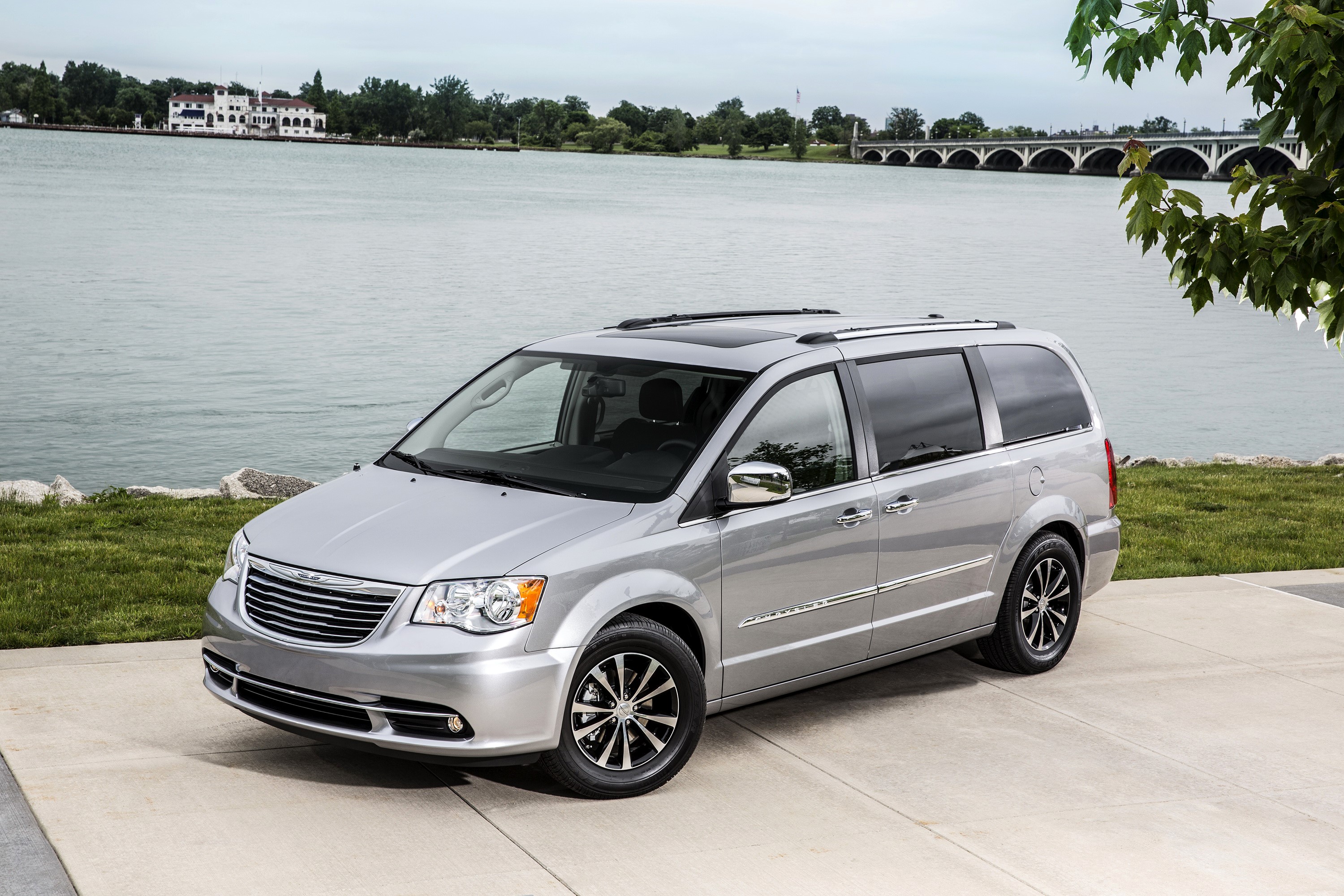 2015 Chrysler Town and Country minivan HD Wallpaper
