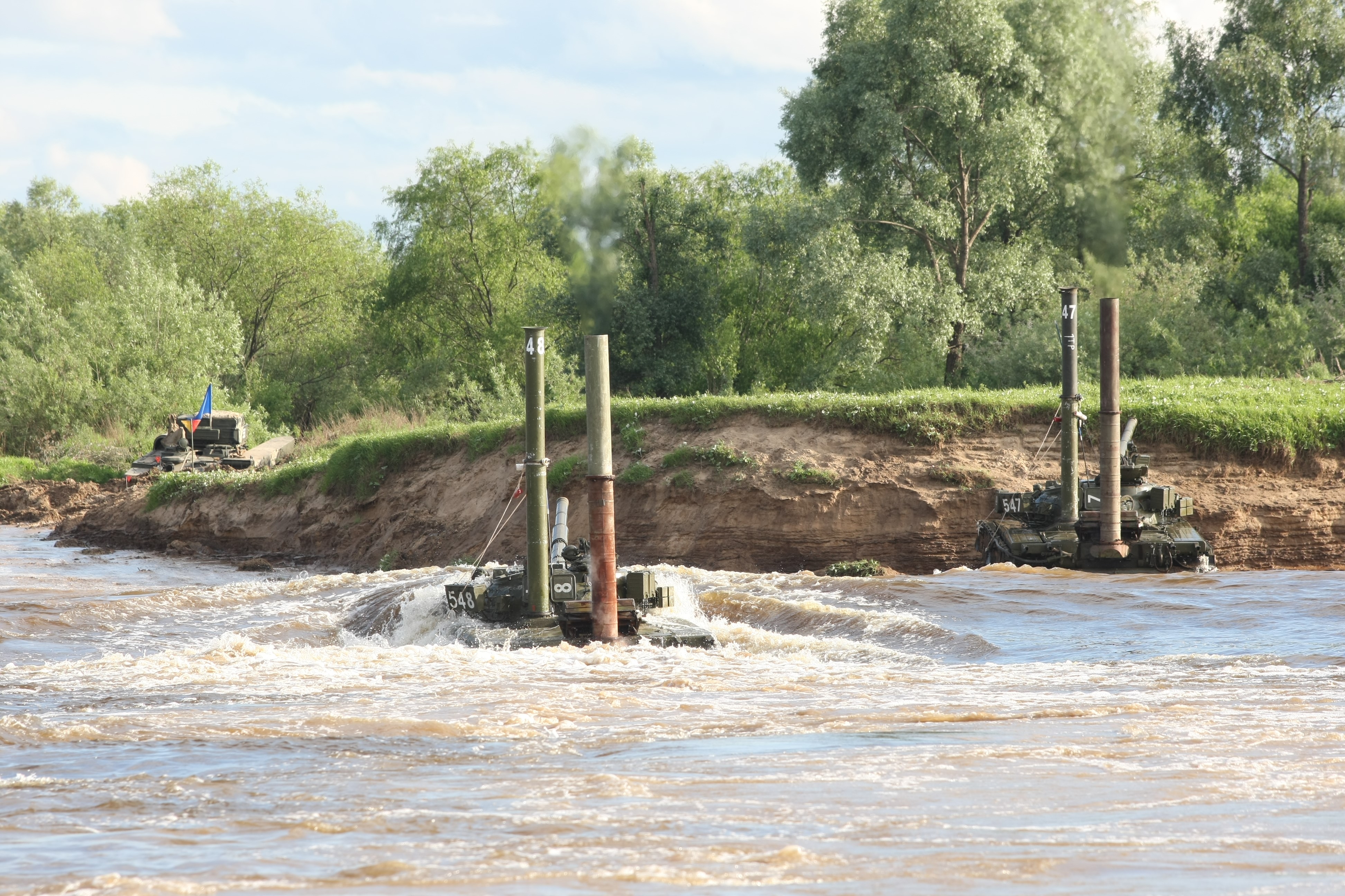 Tanks crossing a river HD Wallpaper