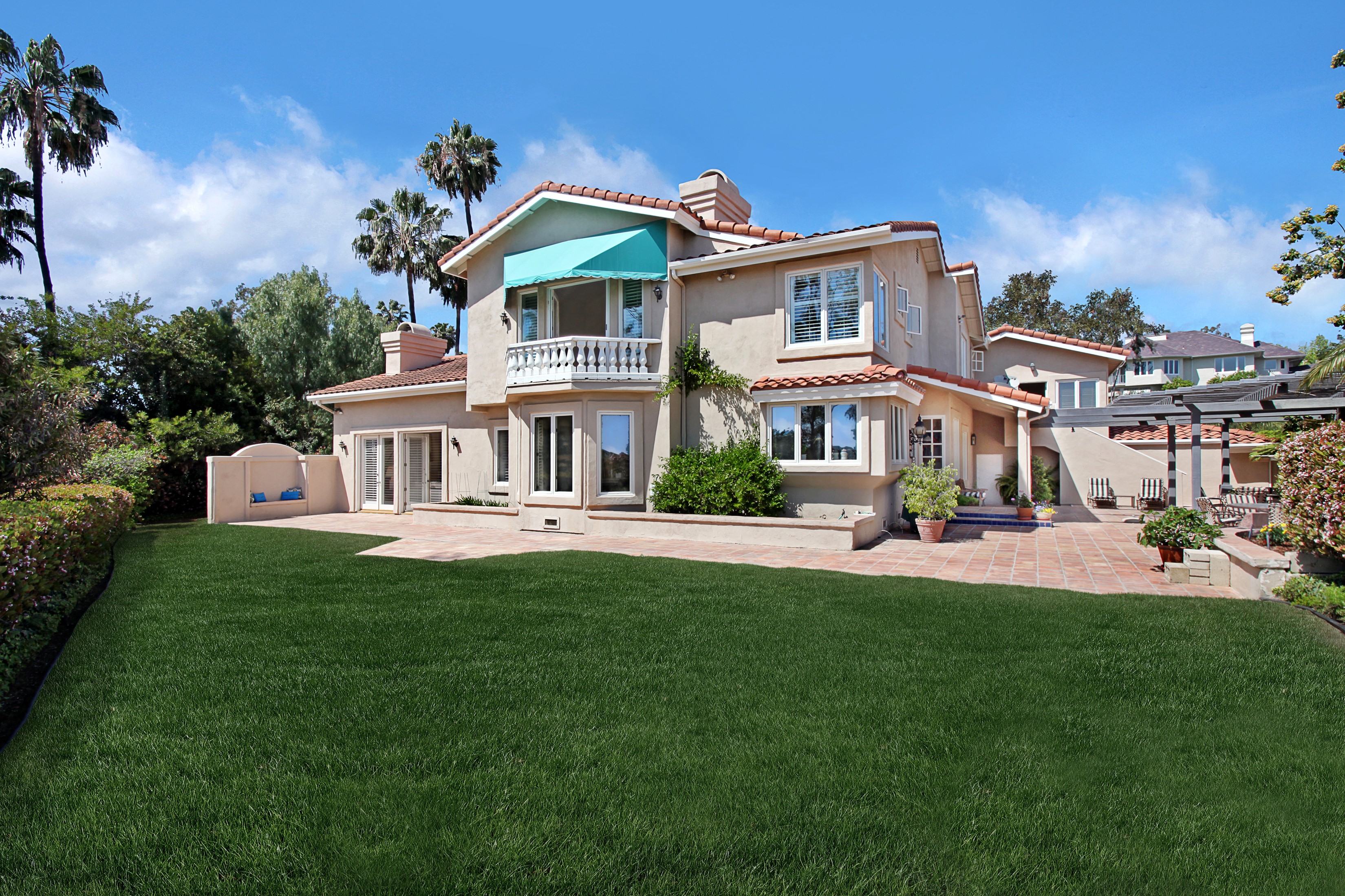 Luxury House with Lawn and Palm Trees HD Wallpaper