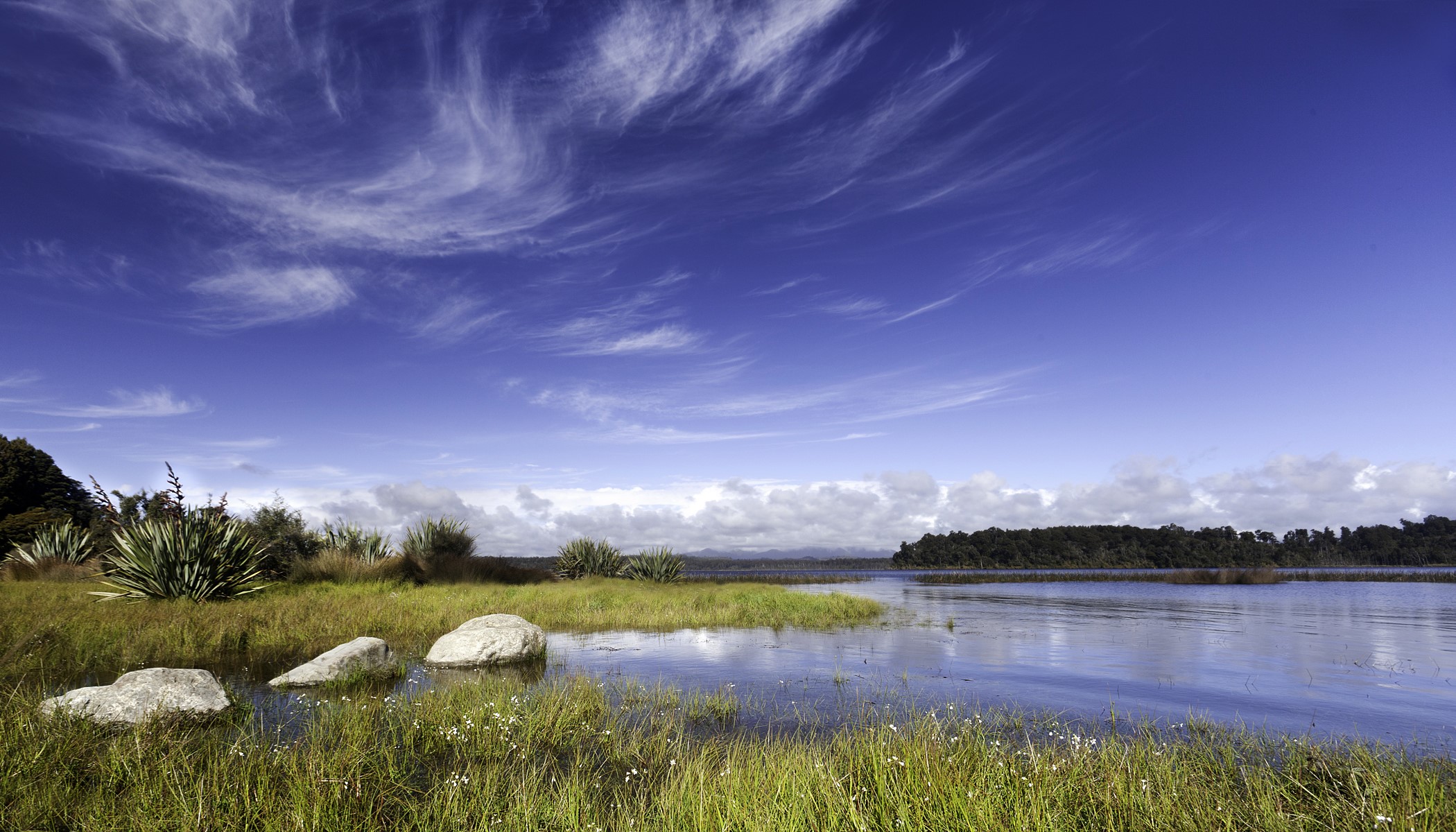 Lake Mahinapua, New Zealand with Stones and Sky HD Wallpaper
