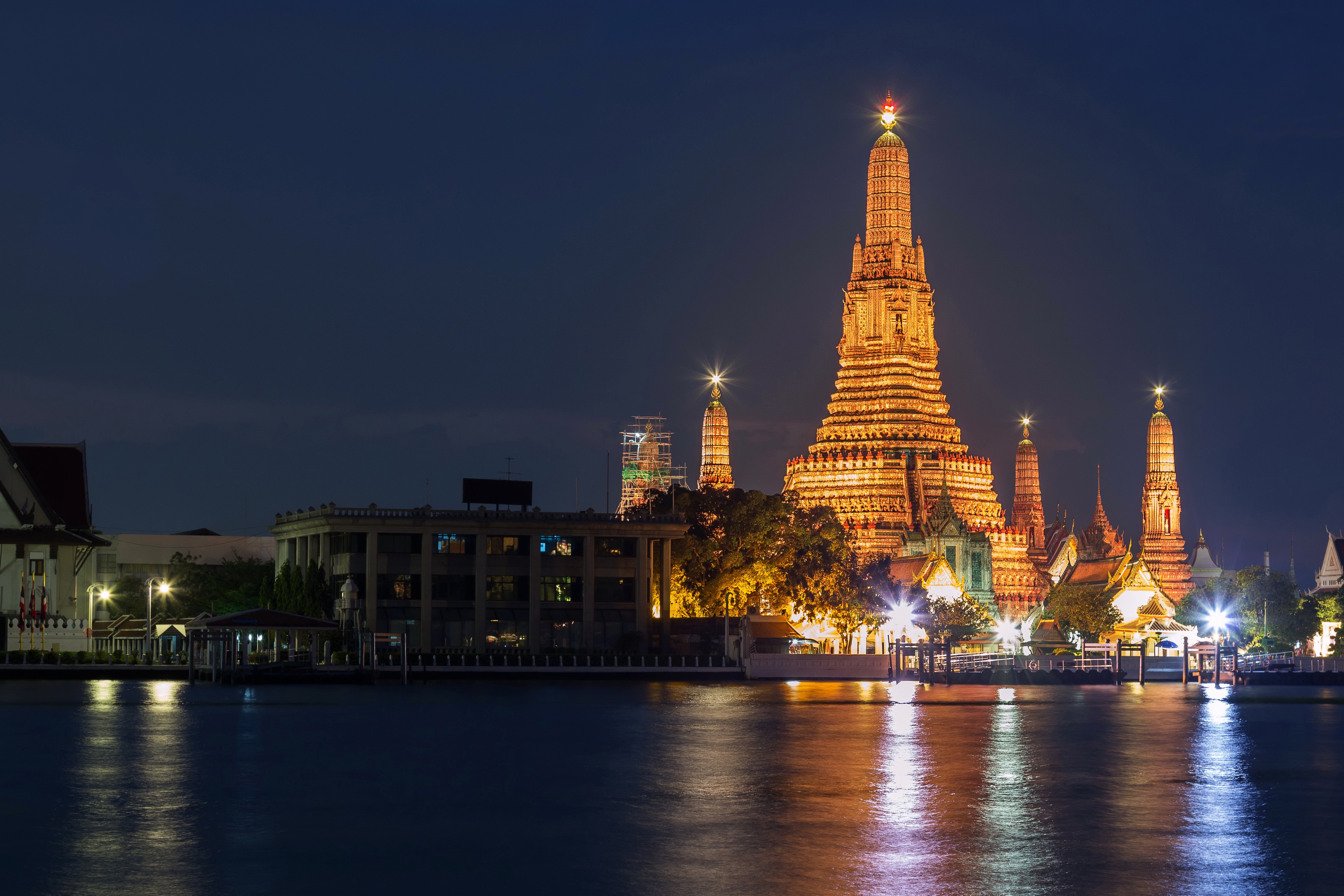 Wat Arun Temple at Night in Bangkok, Thailand HD Wallpaper