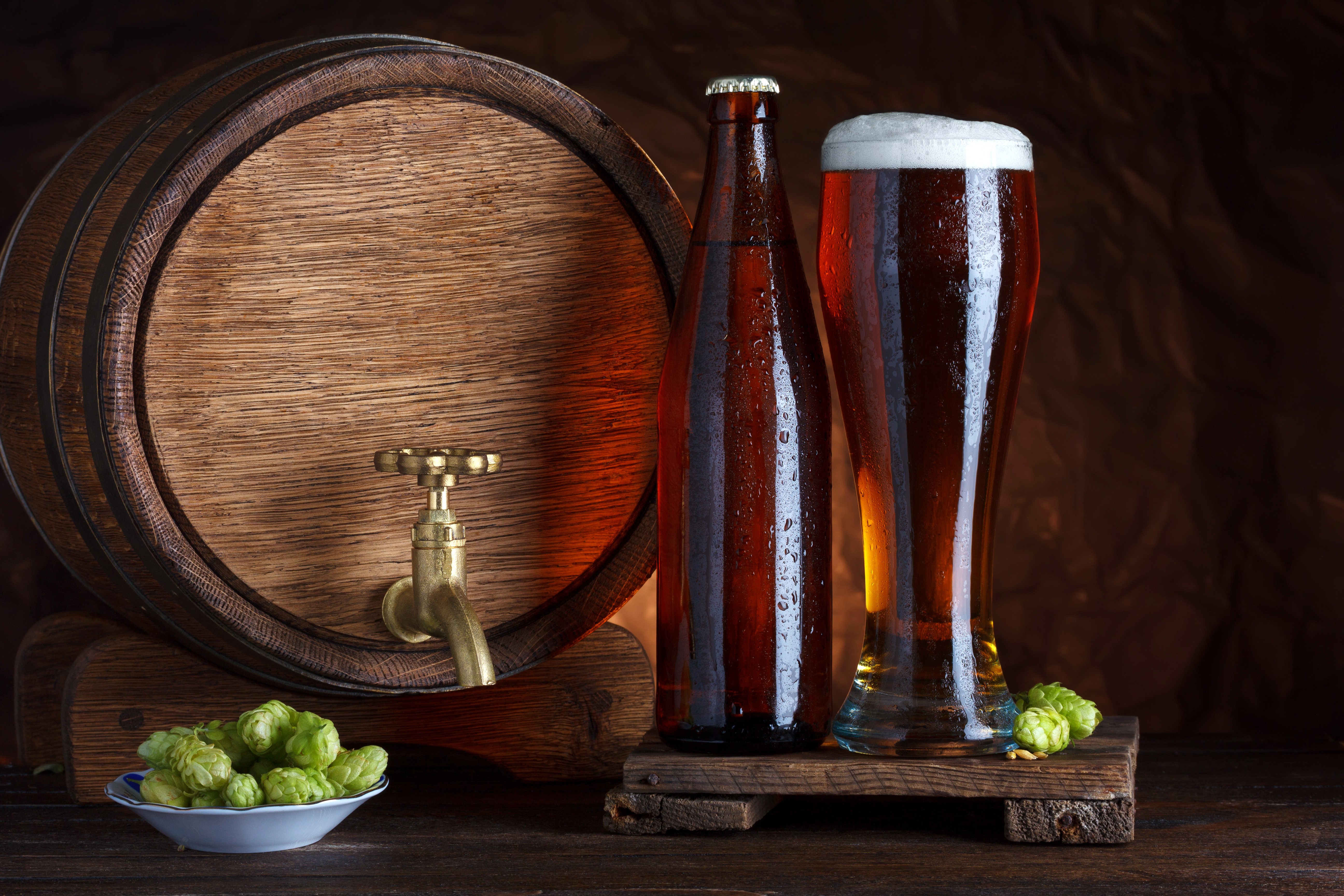 Beer barrel, bottle, and glass with hops HD Wallpaper