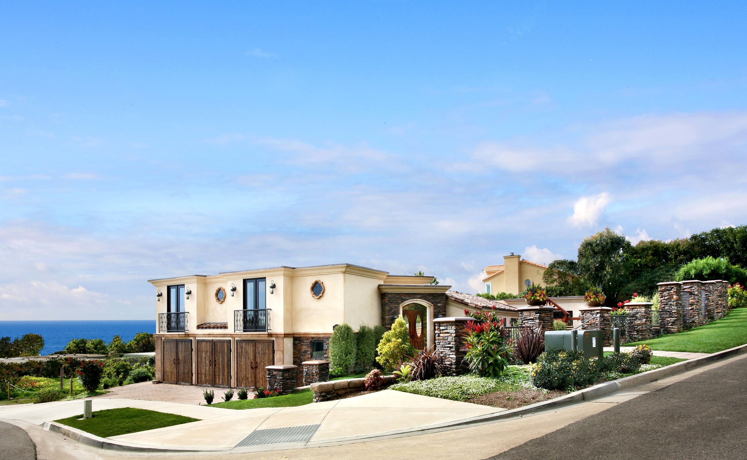 Luxury houses on a hill overlooking the ocean in Laguna Niguel, USA HD Wallpaper