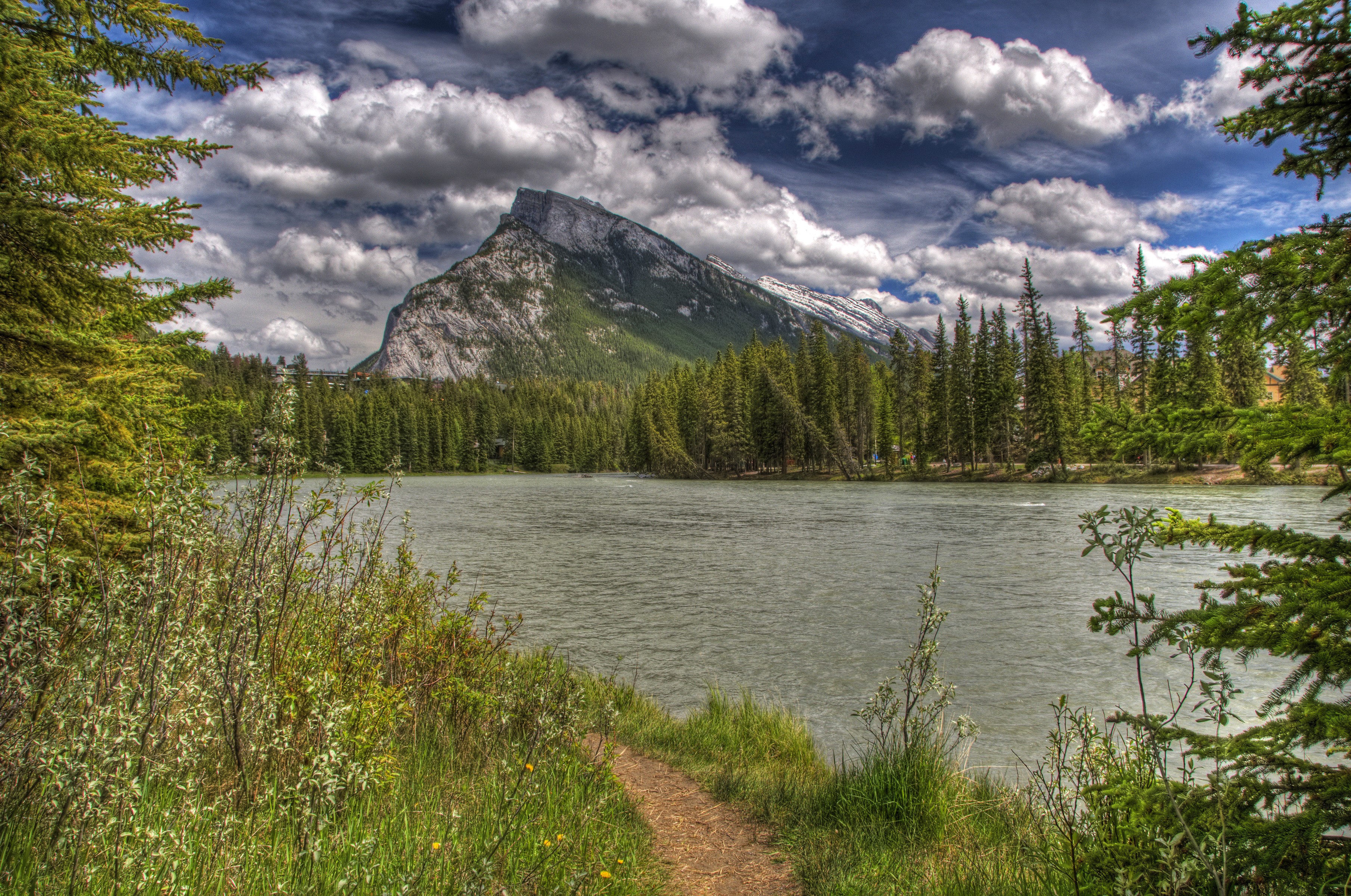 Mountain Lake and Forest in Banff National Park, Canada HD Wallpaper