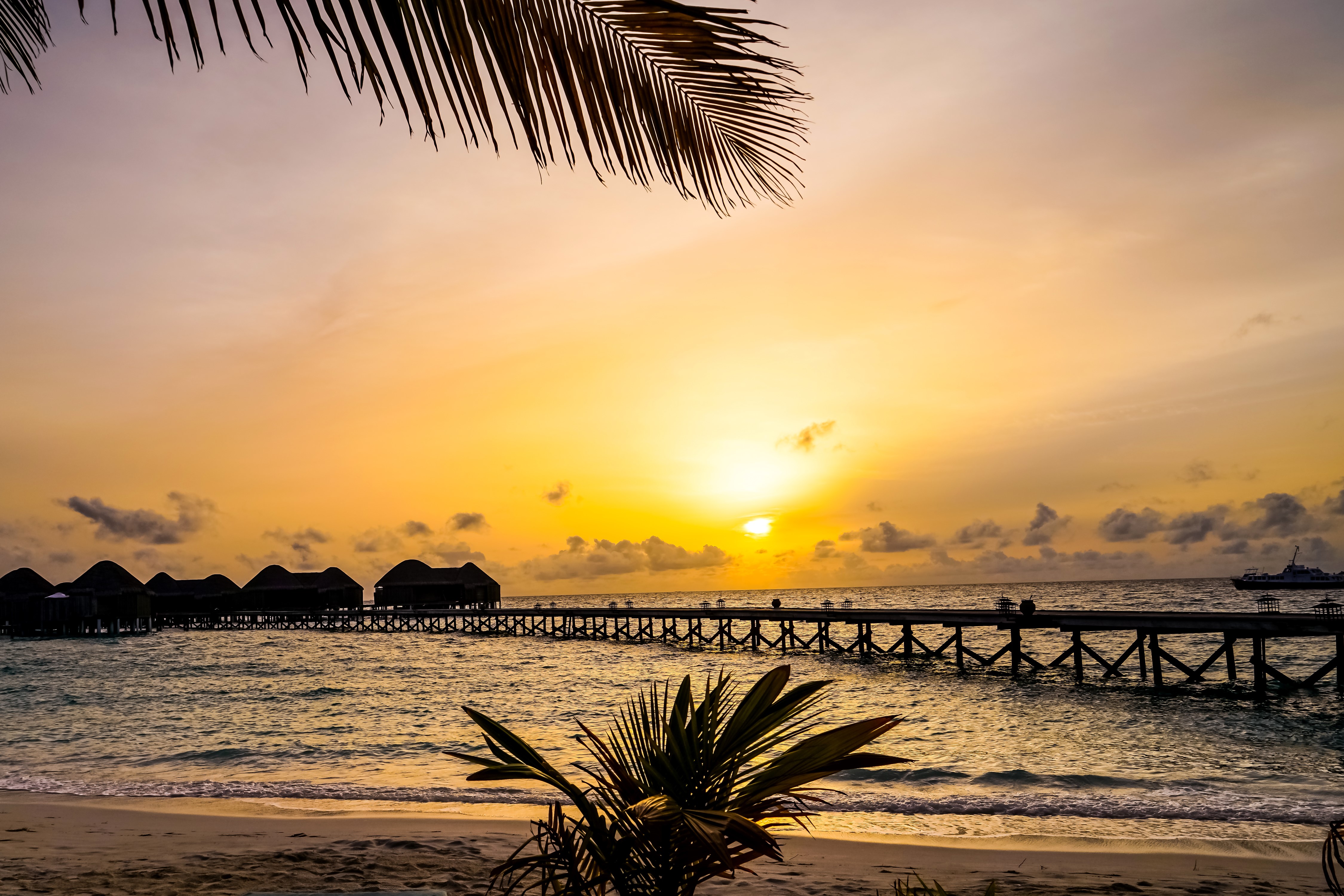 Maldives Overwater Bungalows at Sunset HD Wallpaper