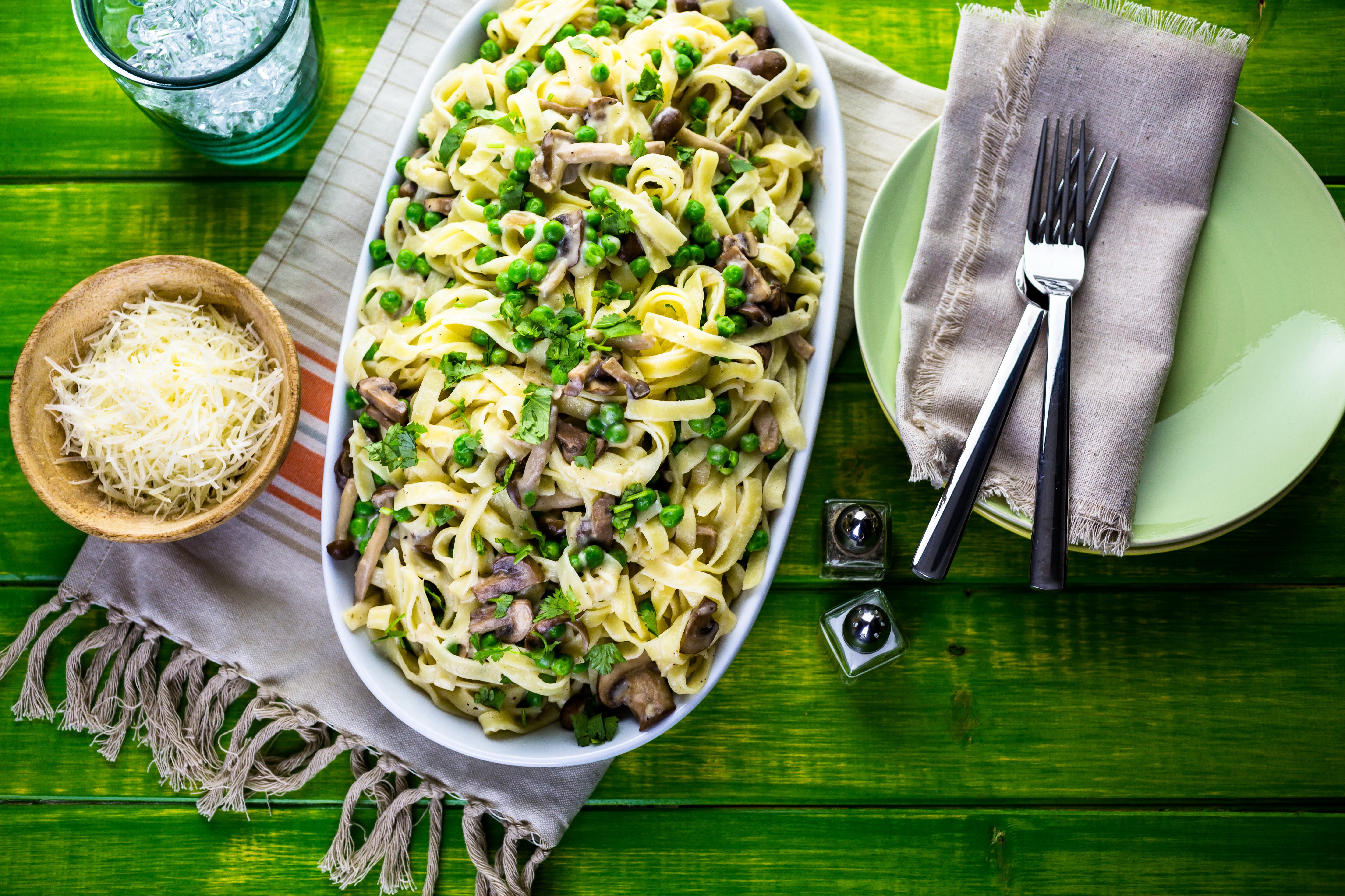 Fettuccine pasta with mushrooms and peas HD Wallpaper