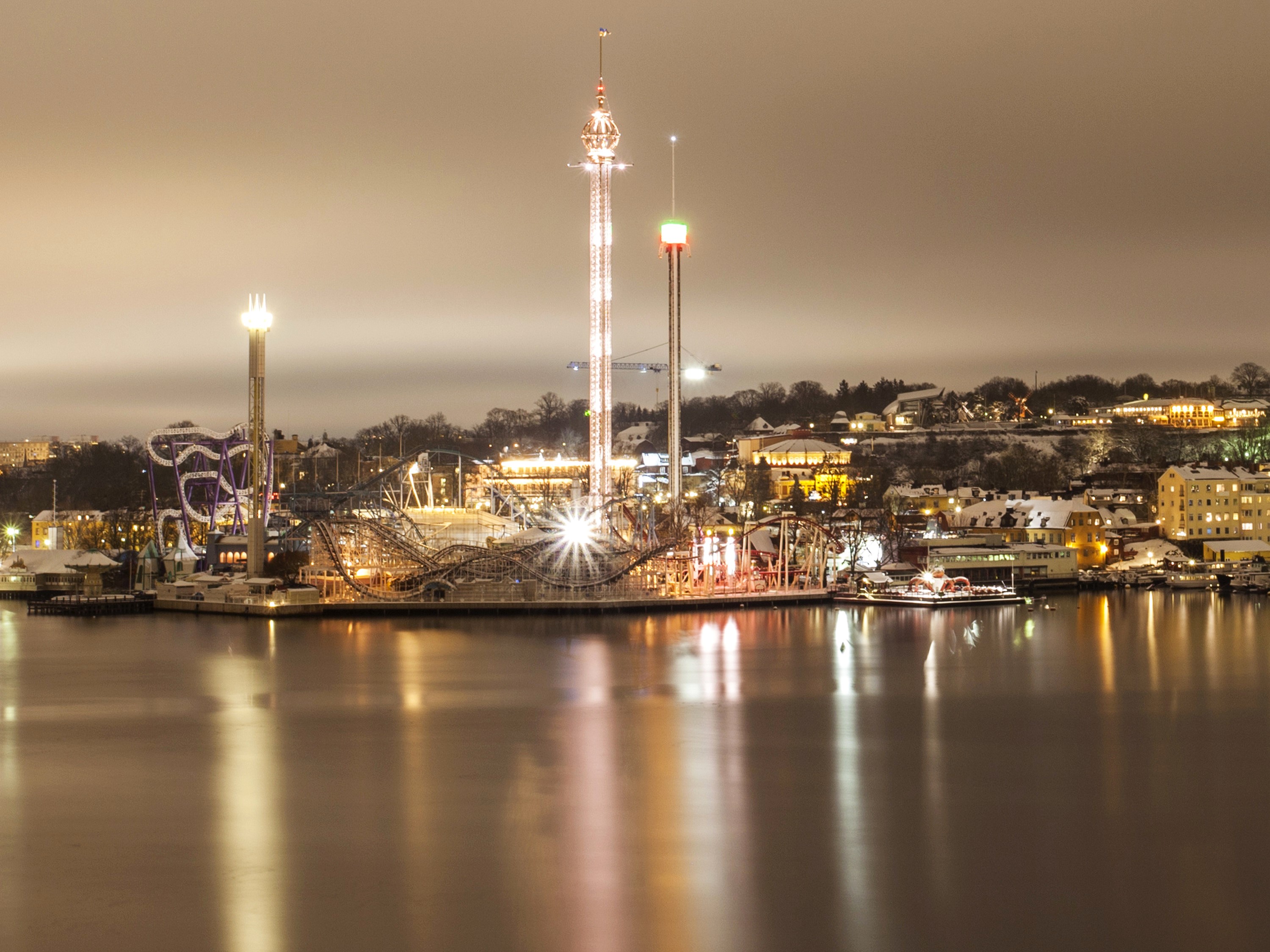 Gröna Lund amusement park in Stockholm at night HD Wallpaper