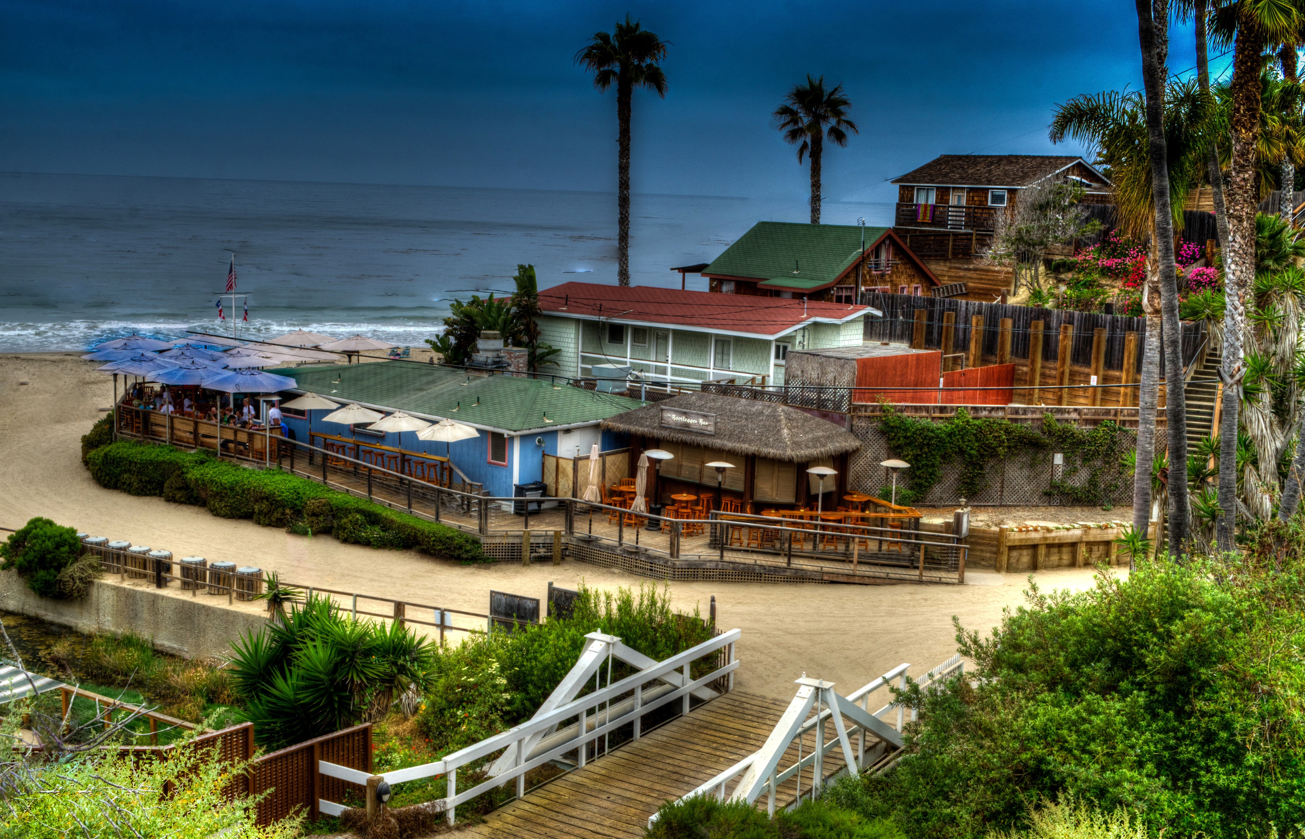 Beachfront restaurants and houses in Newport Beach, California HD Wallpaper