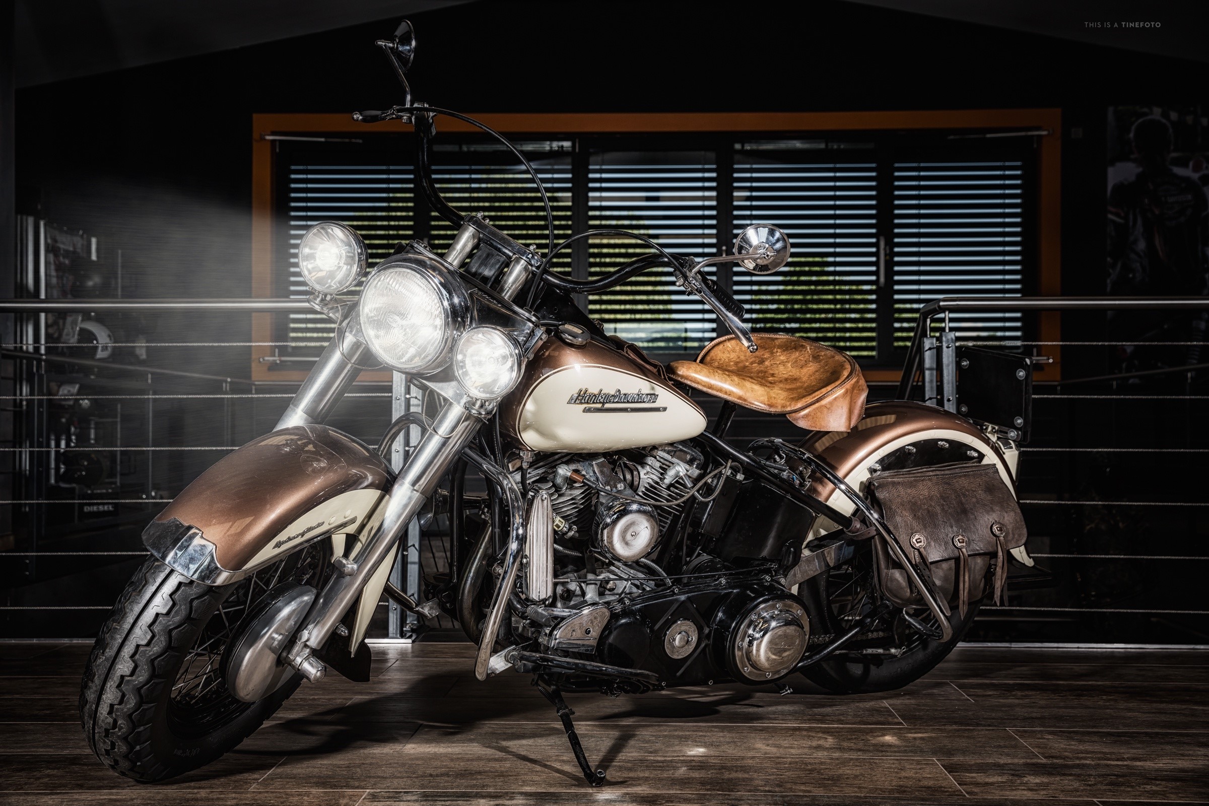 Harley-Davidson motorcycle with leather seat and saddlebags HD Wallpaper