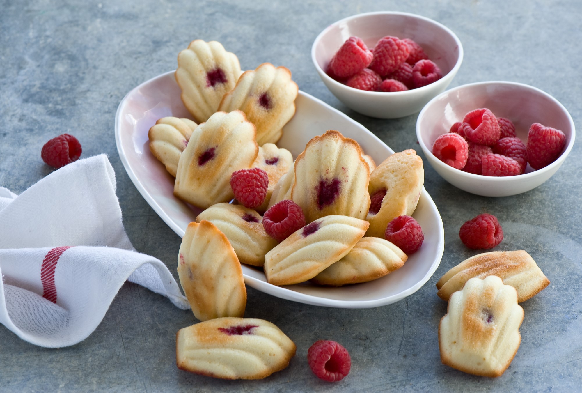Raspberry Madeleines on a Plate with Fresh Raspberries HD Wallpaper