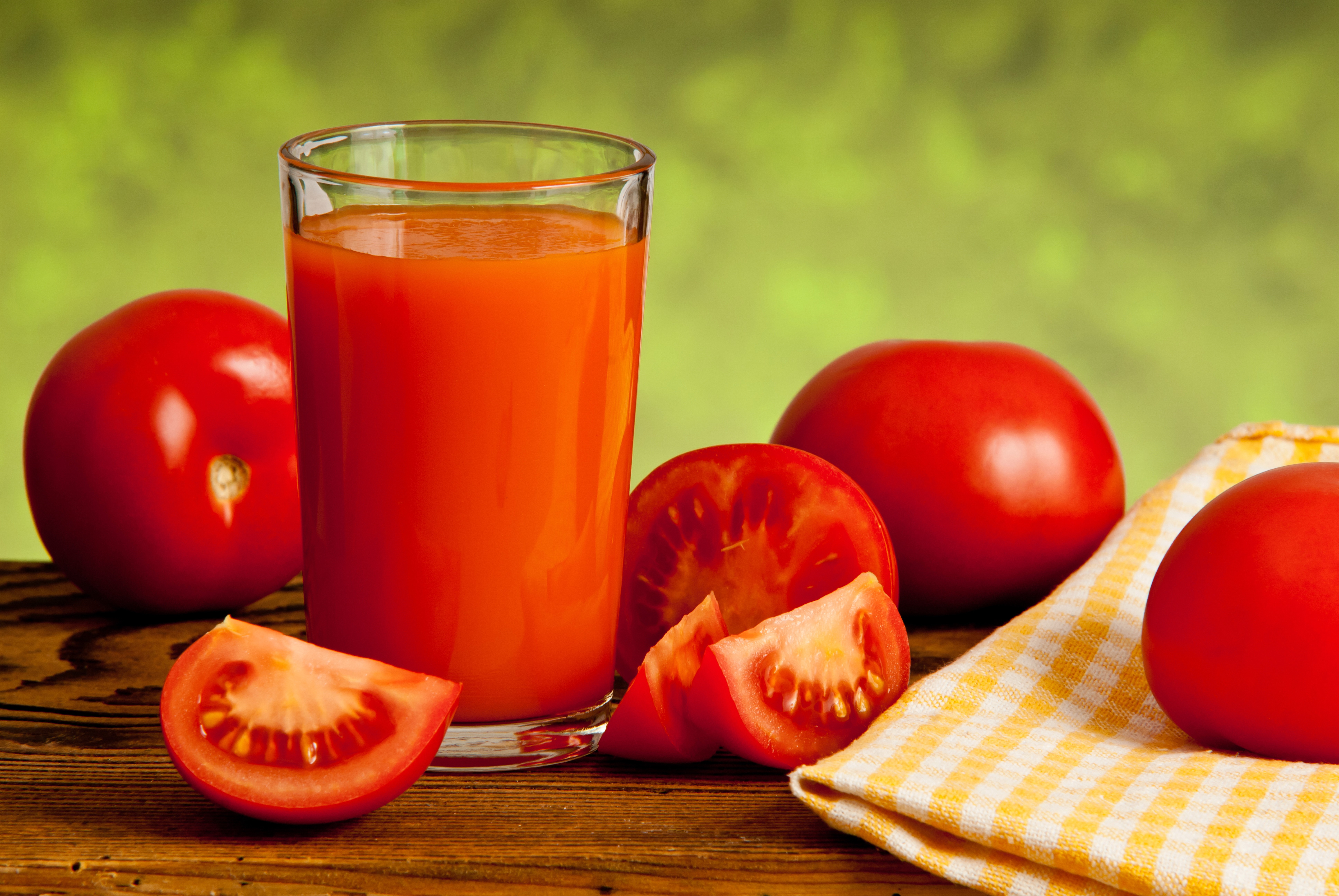 Tomato juice in a glass with tomatoes HD Wallpaper