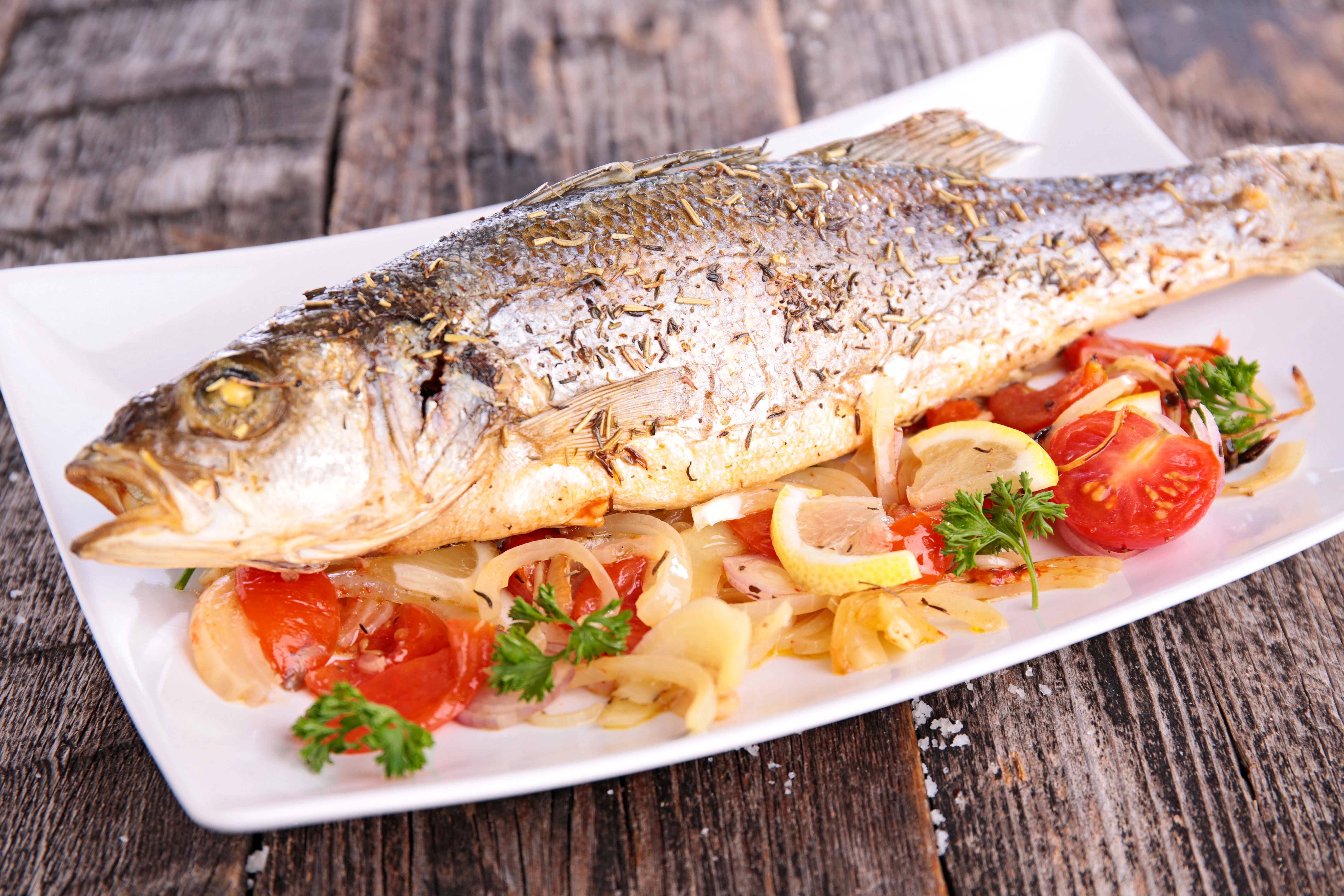 Whole roasted fish with tomatoes and lemon HD Wallpaper