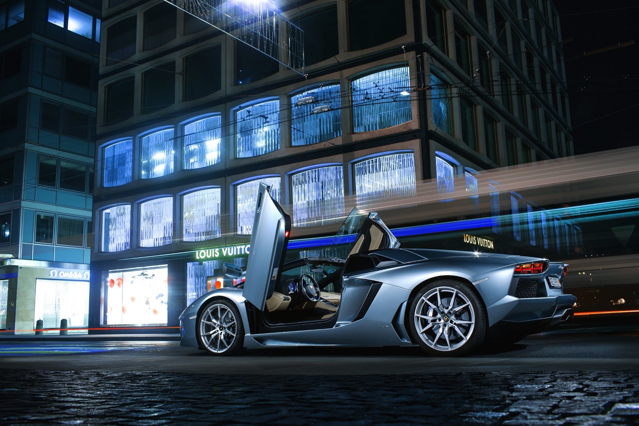 Lamborghini Aventador LP700-4 parked in front of Louis Vuitton store HD Wallpaper