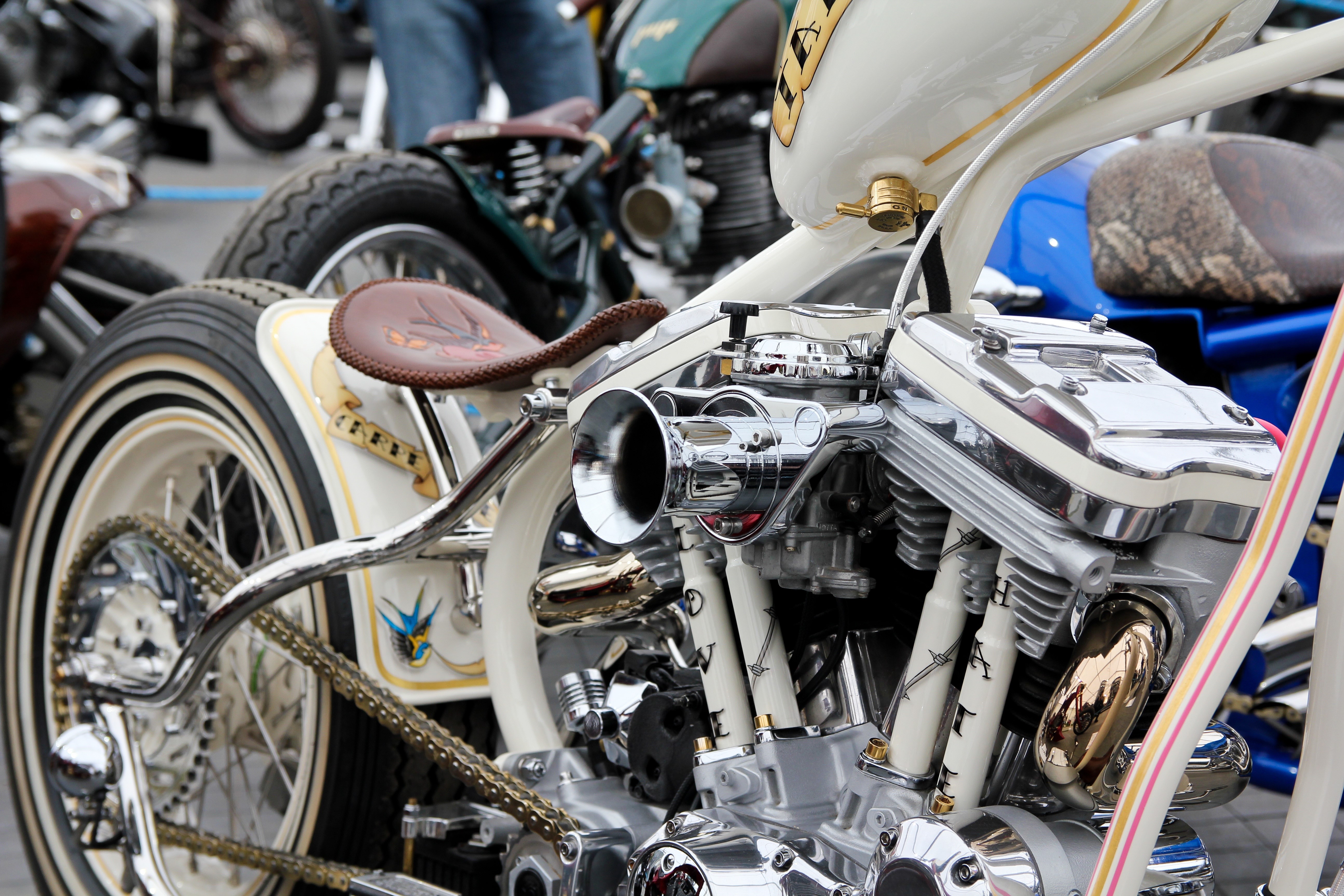 Custom motorcycle engine and rear wheel HD Wallpaper