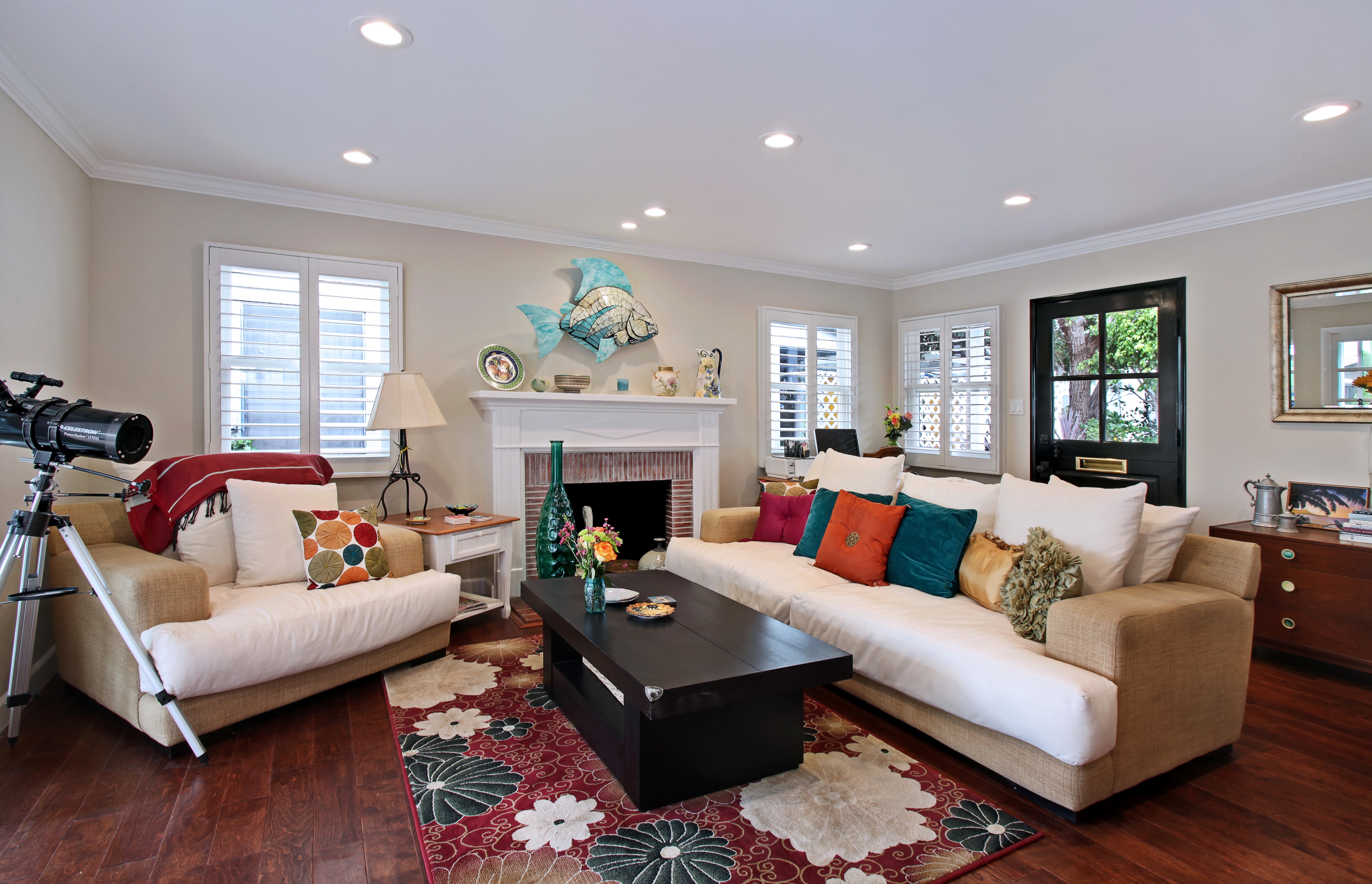 Living room with sofas, coffee table, and fireplace HD Wallpaper