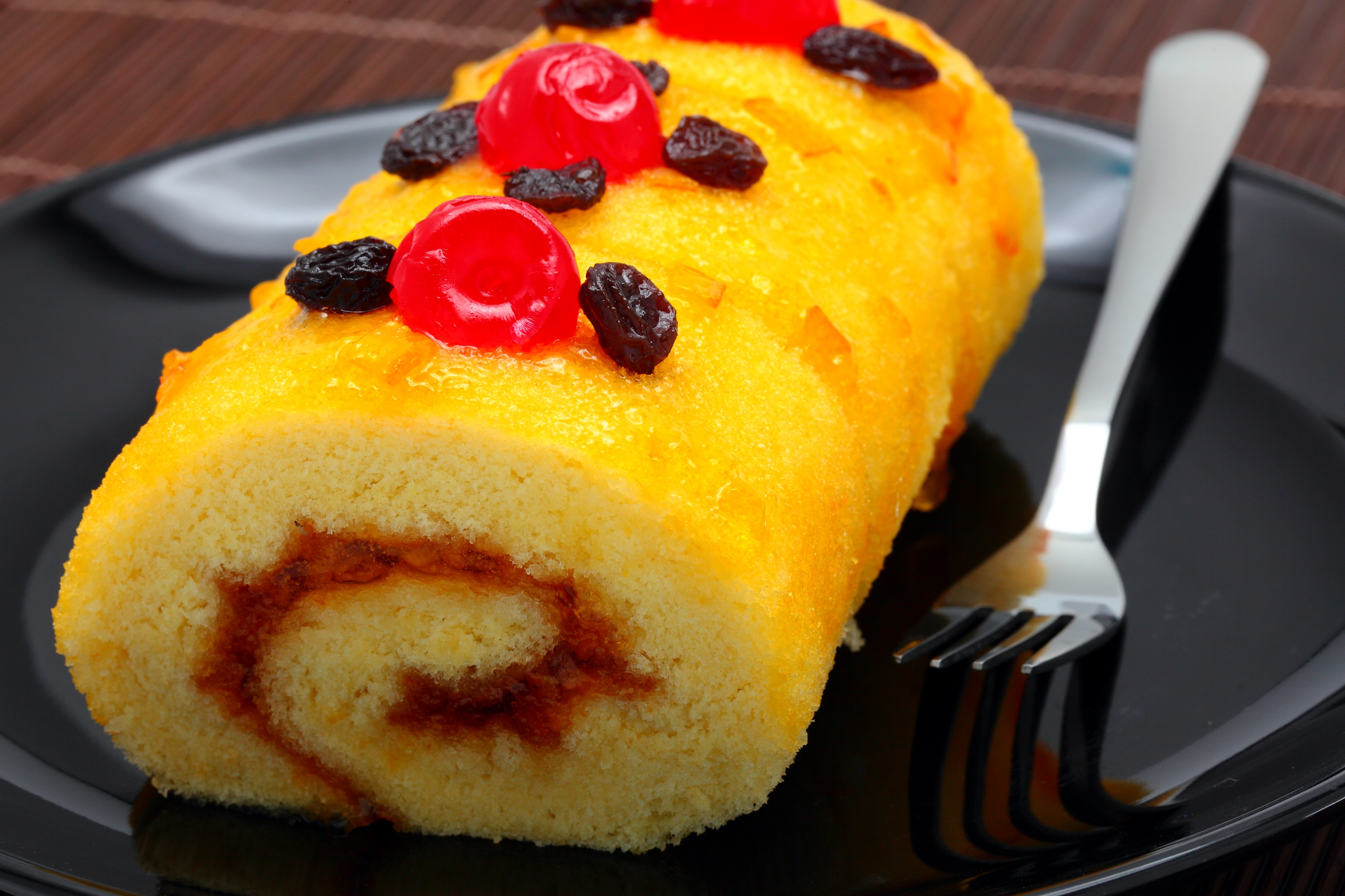 Swiss roll cake with cherries and raisins HD Wallpaper