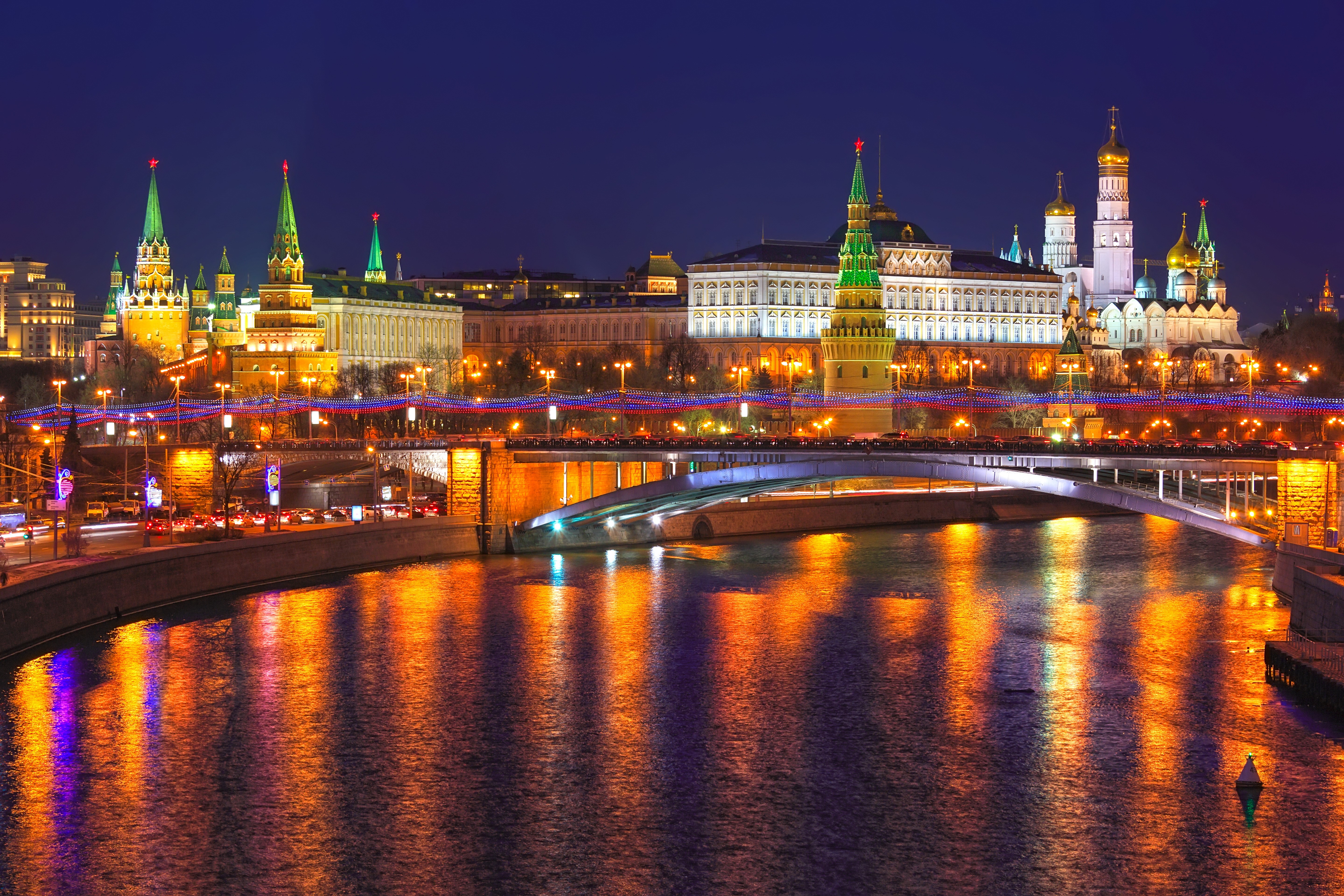 Moscow Kremlin and Moskva River at Night HD Wallpaper