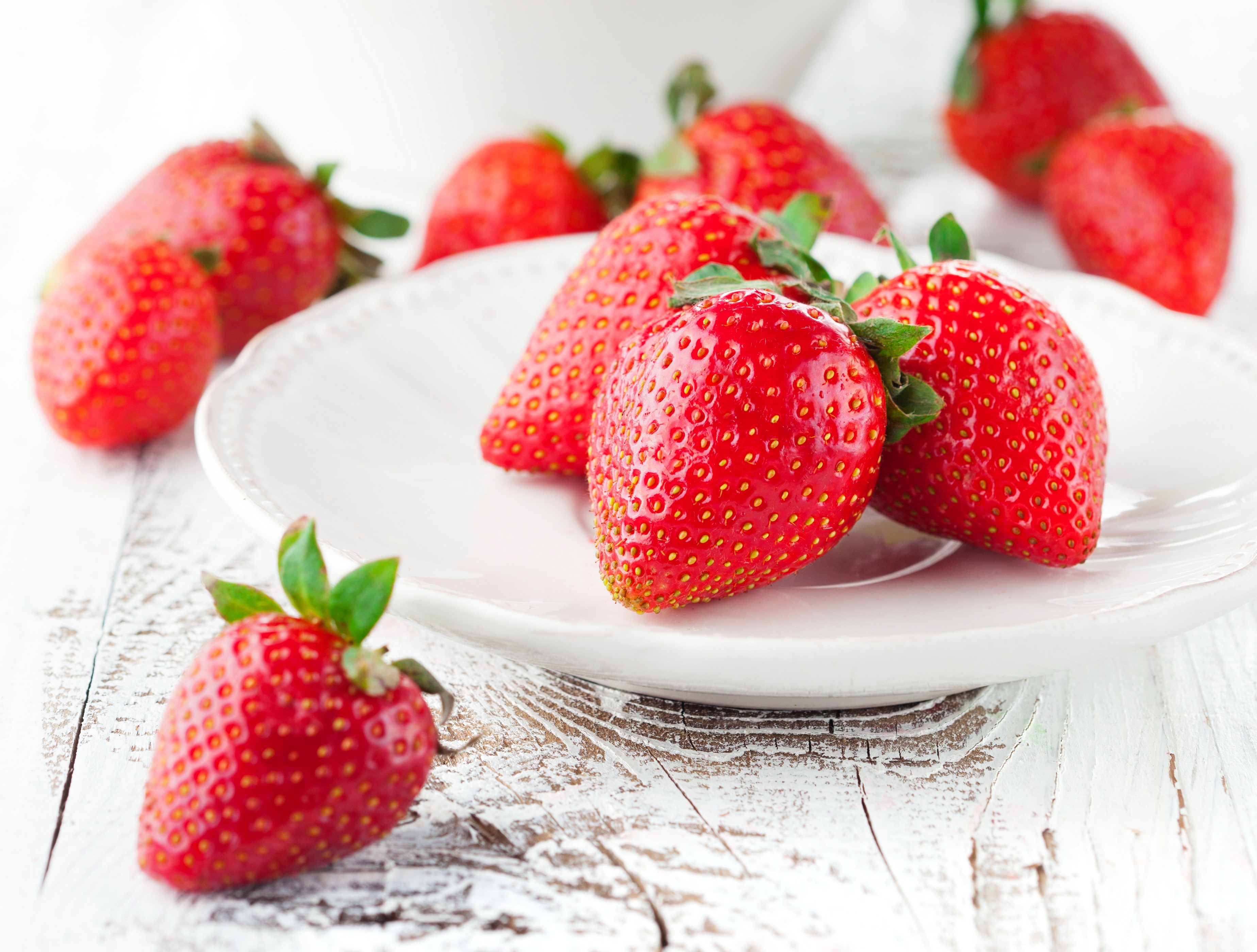 Strawberries on a white plate HD Wallpaper
