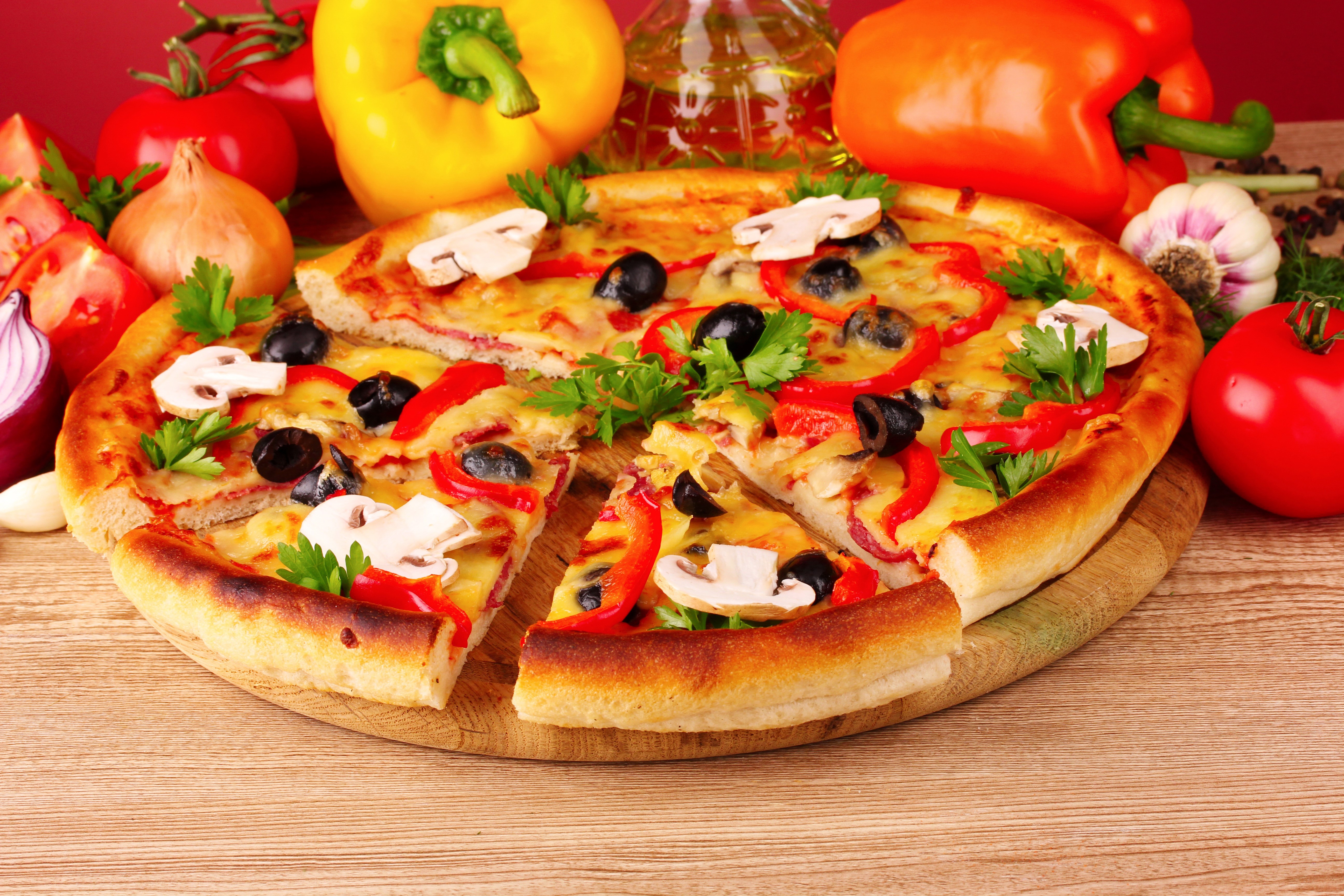 Pizza with Mushrooms, Olives, and Red Peppers HD Wallpaper