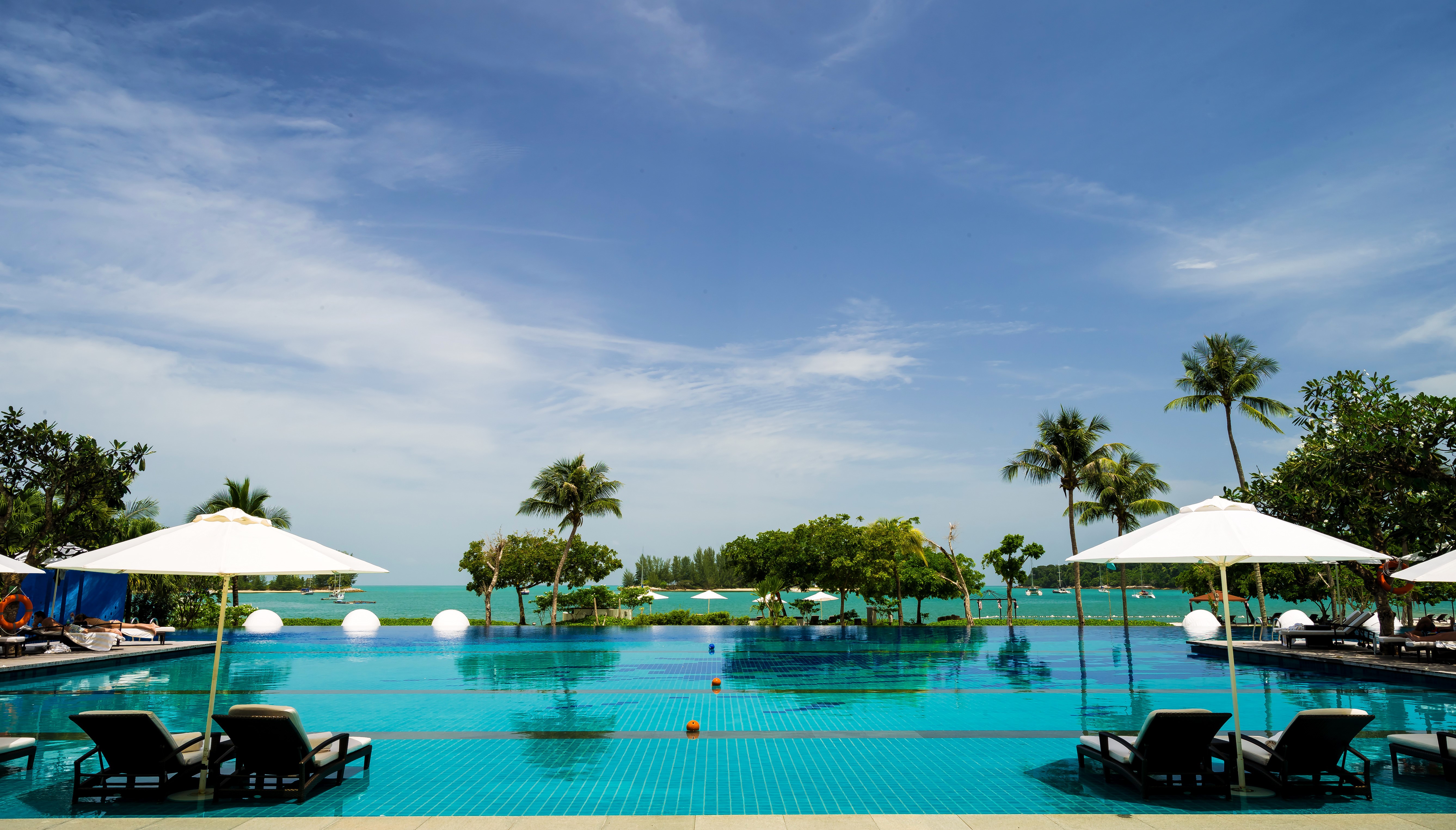 Resort swimming pool with ocean view in Malaysia HD Wallpaper