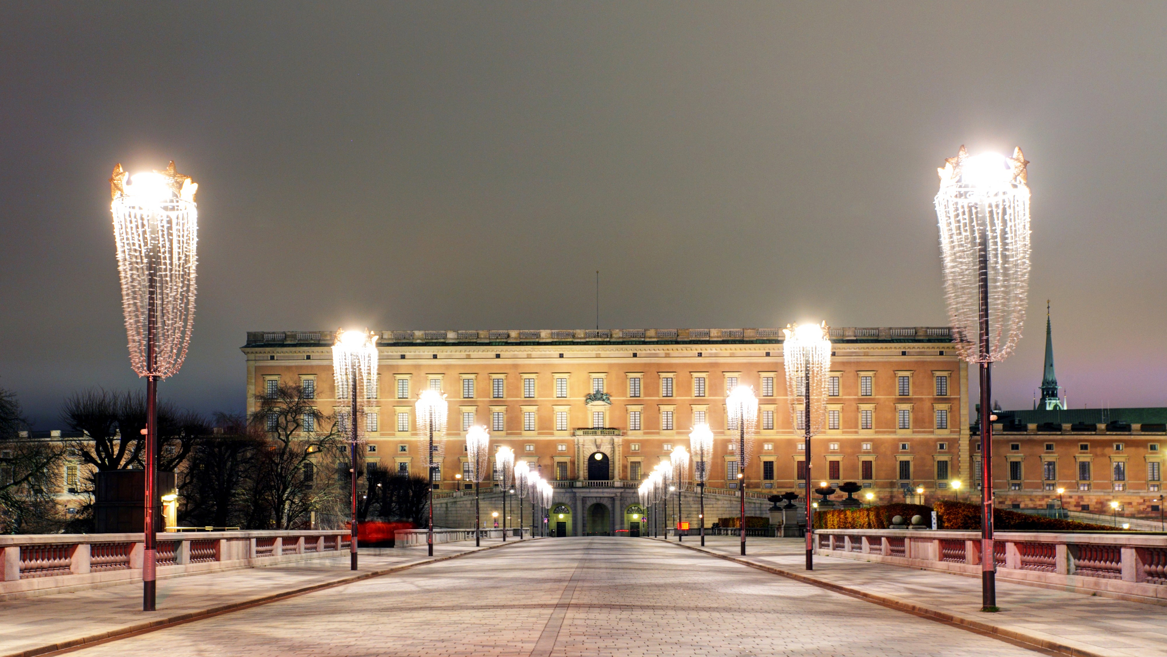 Stockholm Palace at Night with Street Lights HD Wallpaper