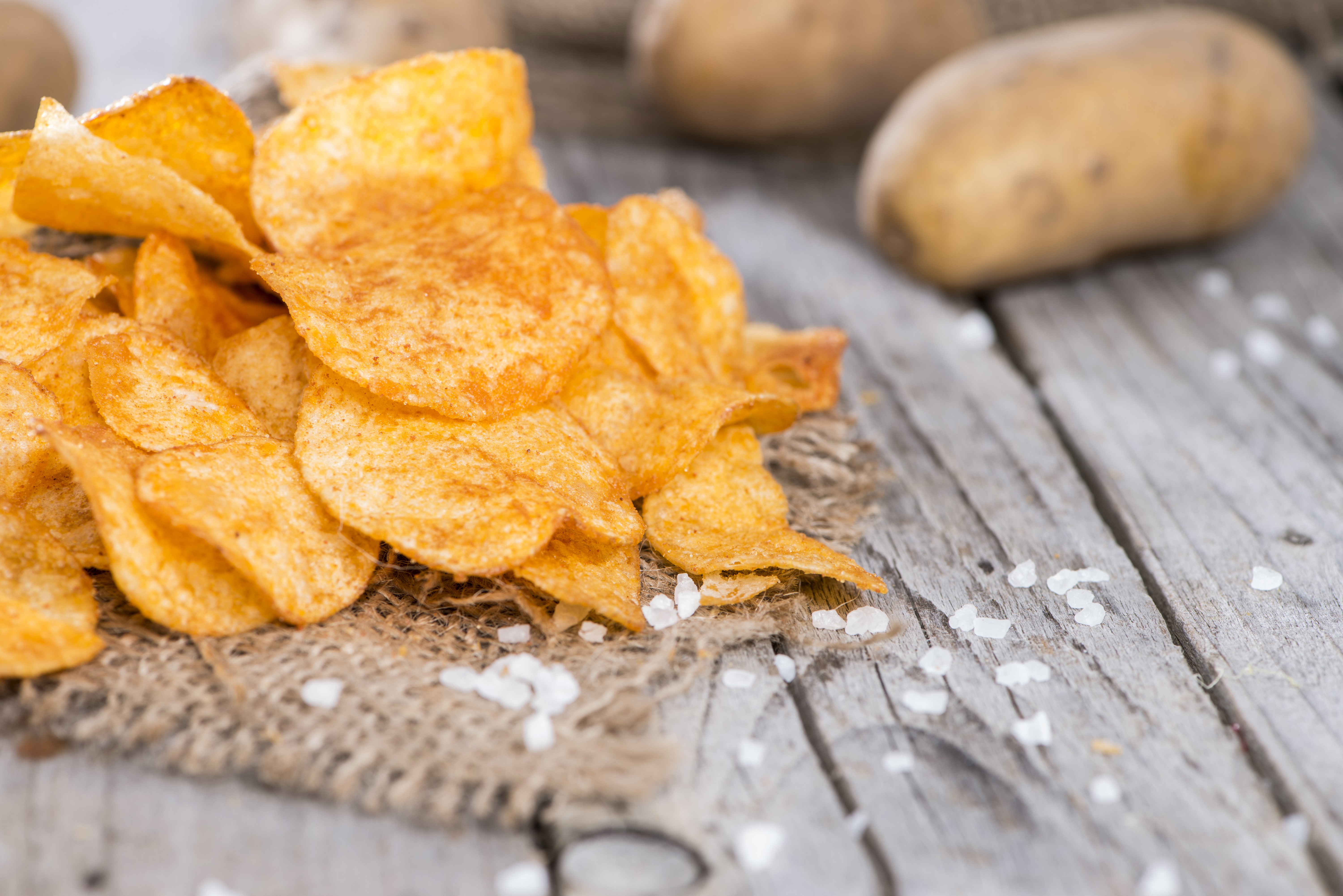 Potato chips with salt and potatoes HD Wallpaper