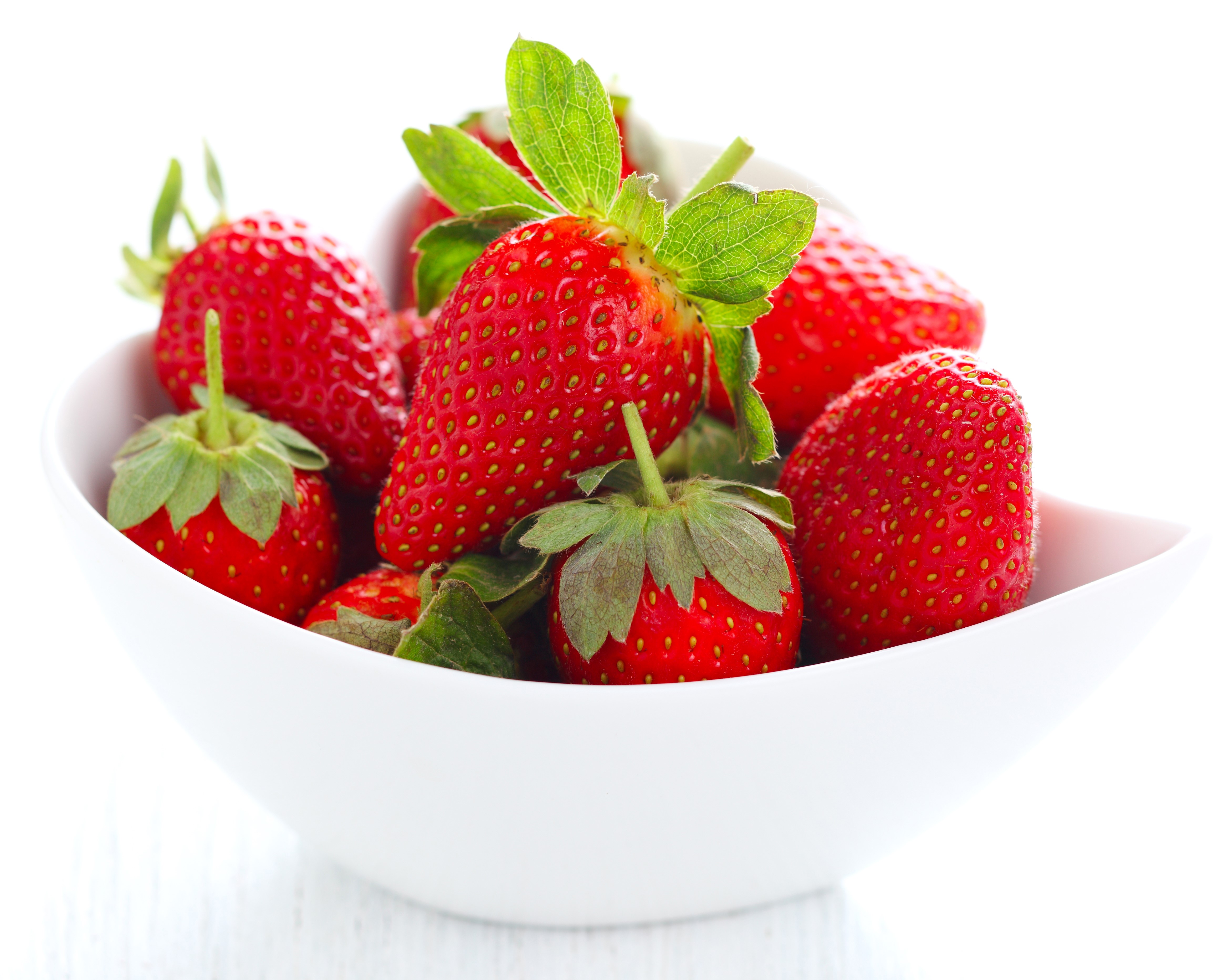 Strawberries in a white bowl HD Wallpaper