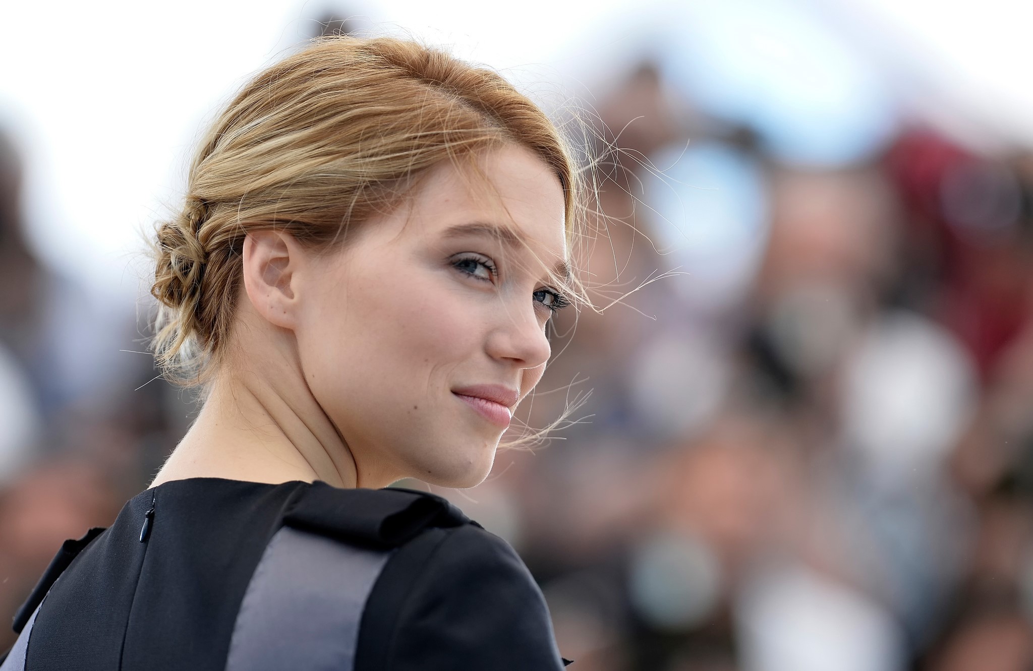 Léa Seydoux looking over her shoulder HD Wallpaper