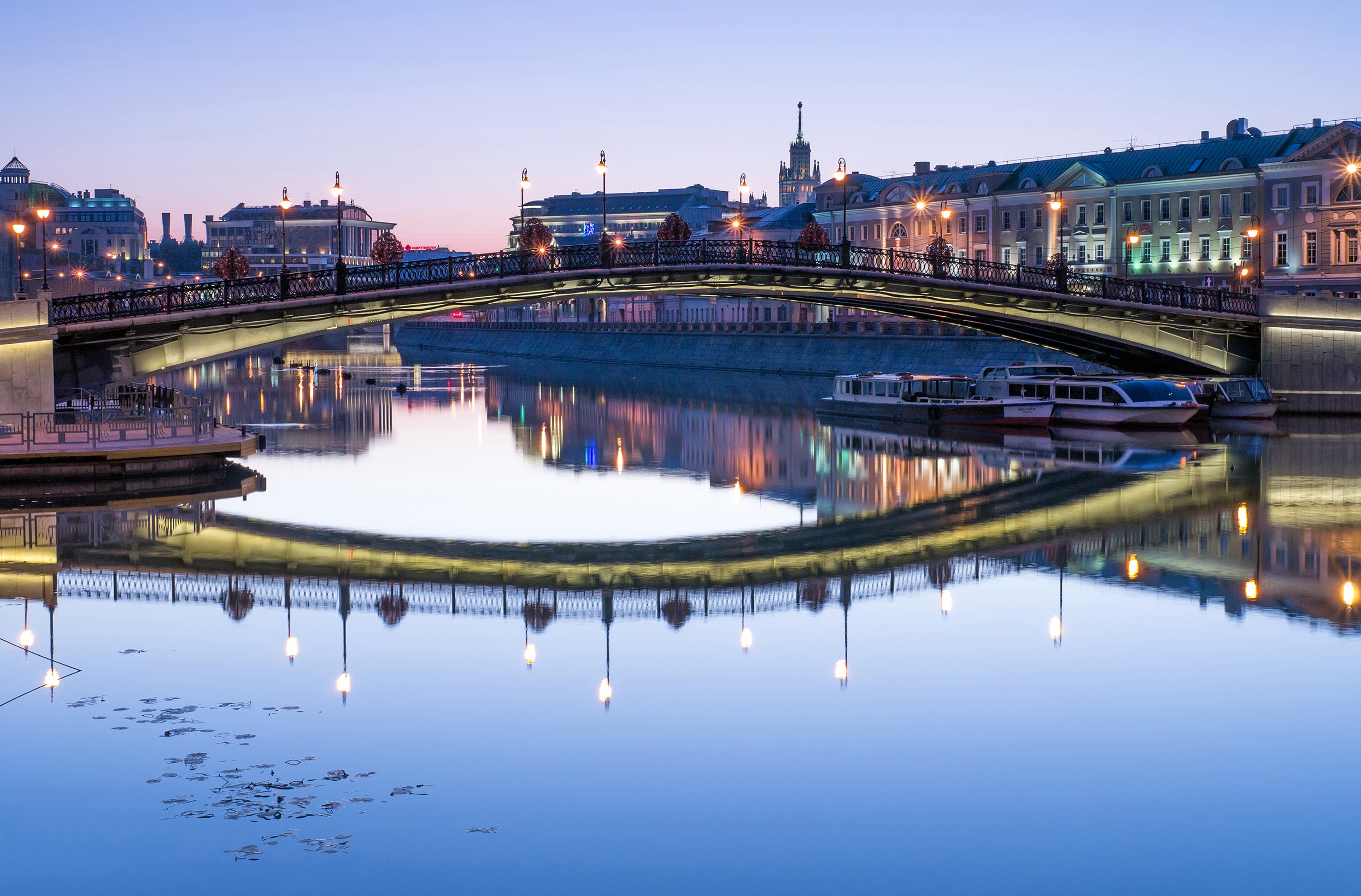 Luzhkov Bridge over Moscow River at Dusk HD Wallpaper