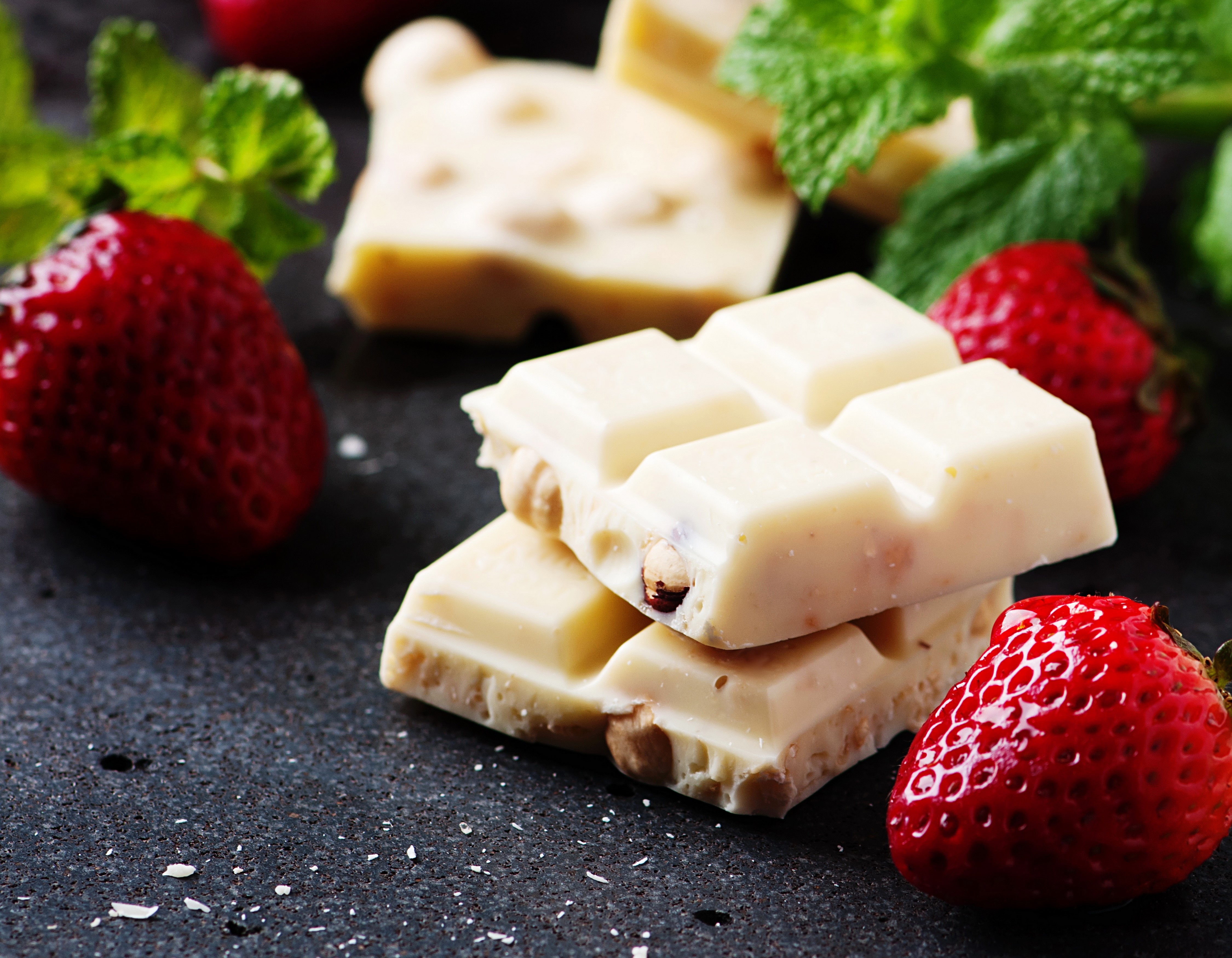 White chocolate bars with strawberries and mint HD Wallpaper