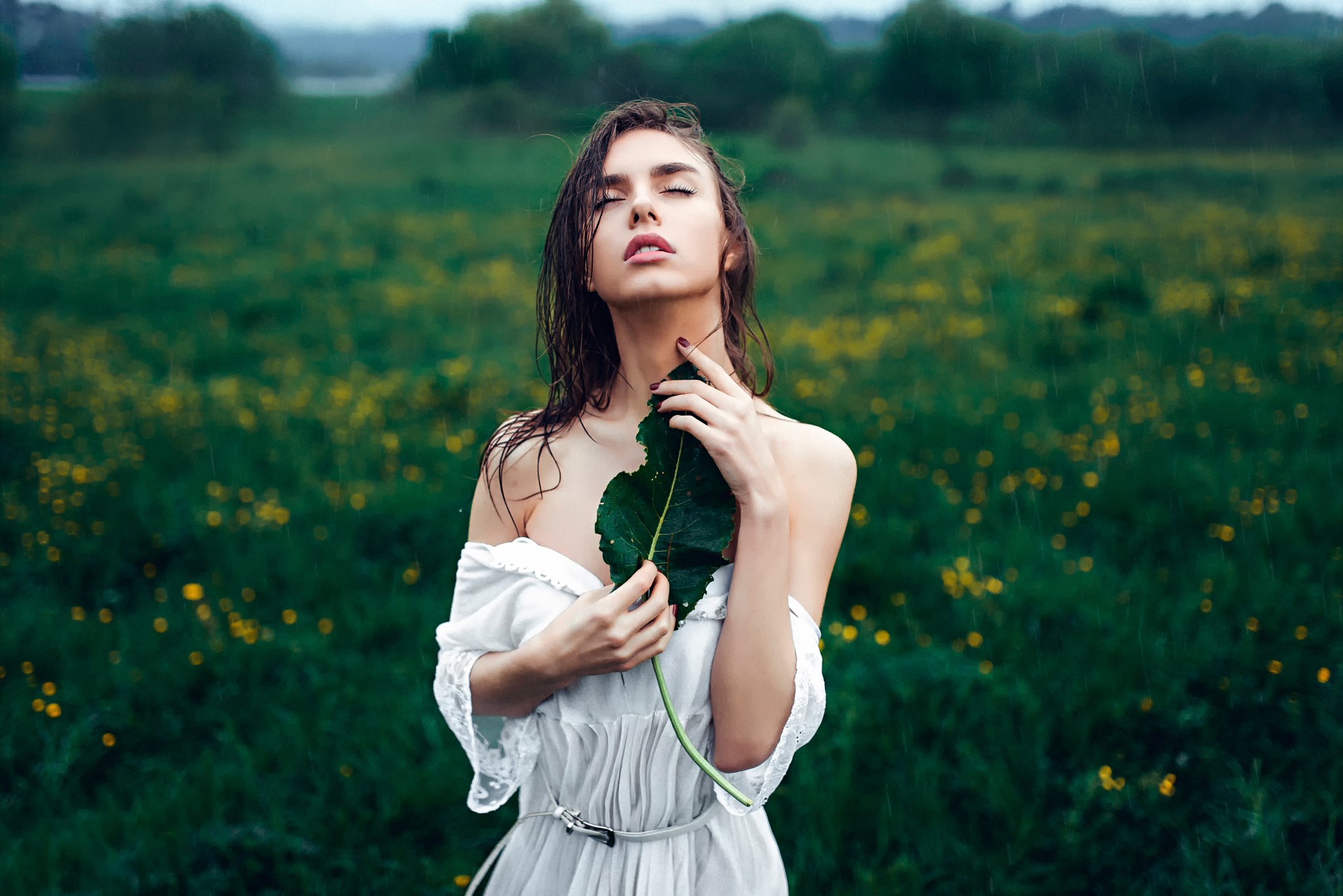 Woman in white dress holding a leaf in the rain HD Wallpaper