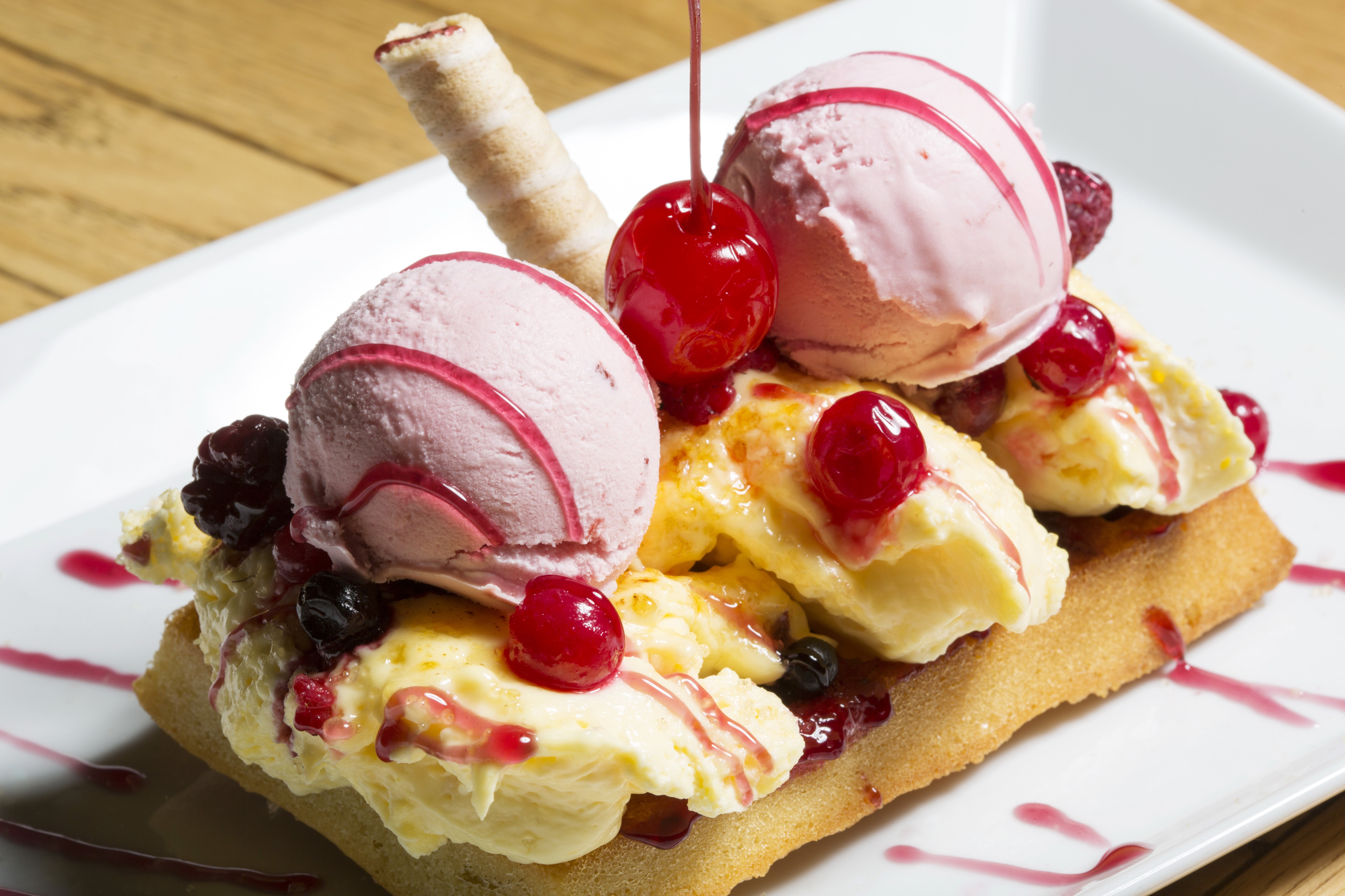 Ice cream sundae with waffle and berries HD Wallpaper