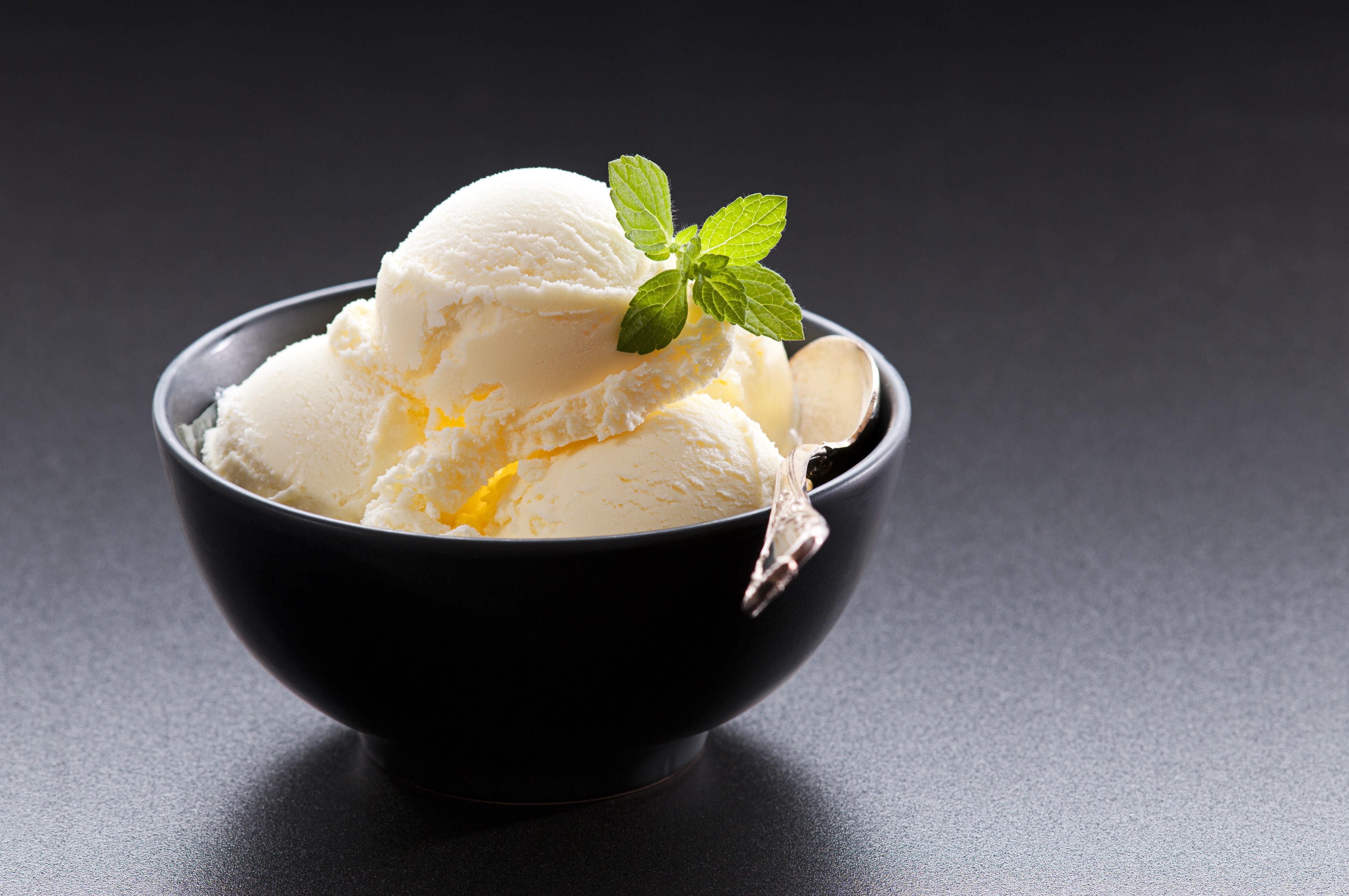 Vanilla ice cream in a bowl with mint HD Wallpaper