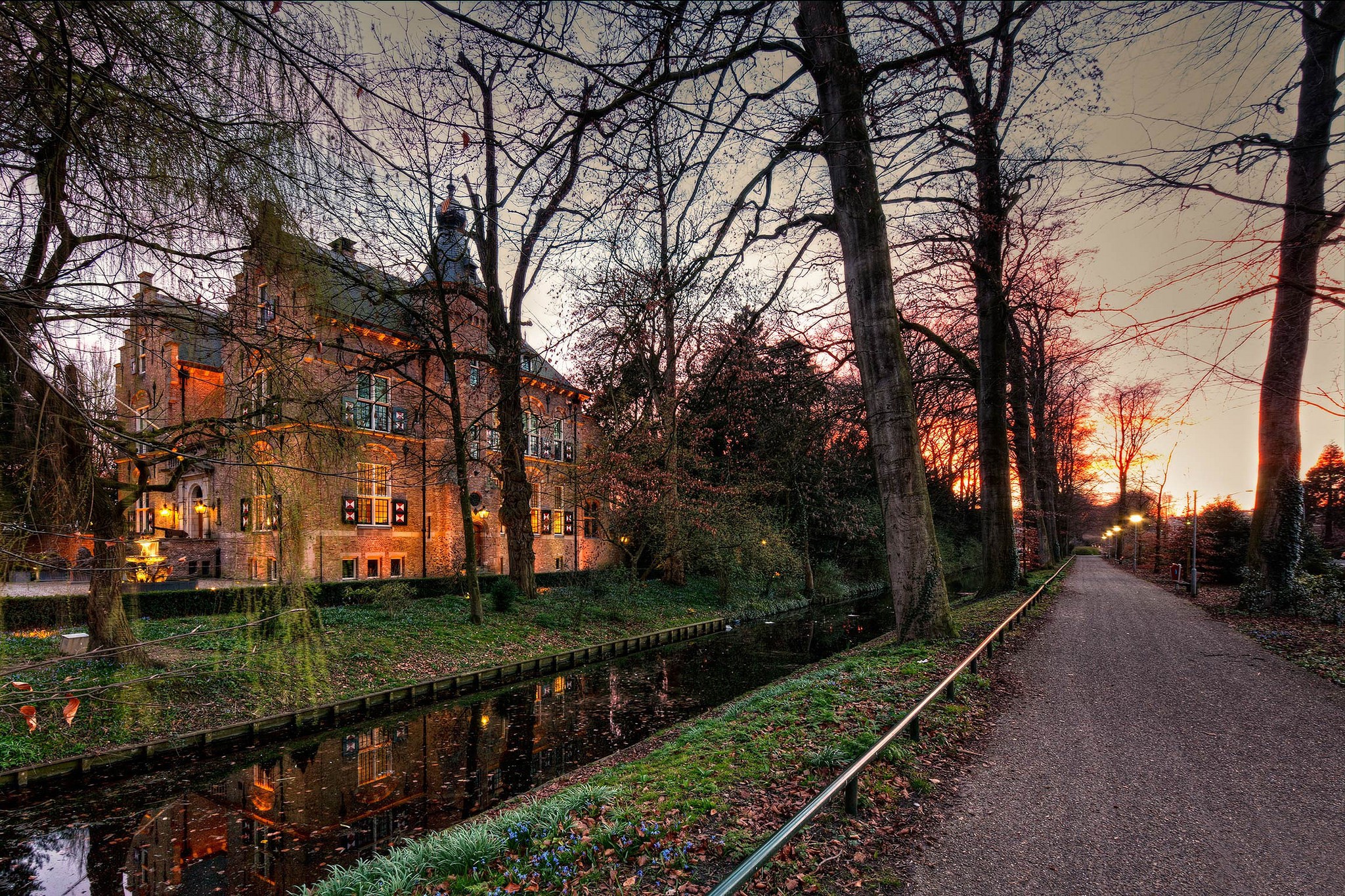 Castle Crabbehof with pond and trees at sunset HD Wallpaper