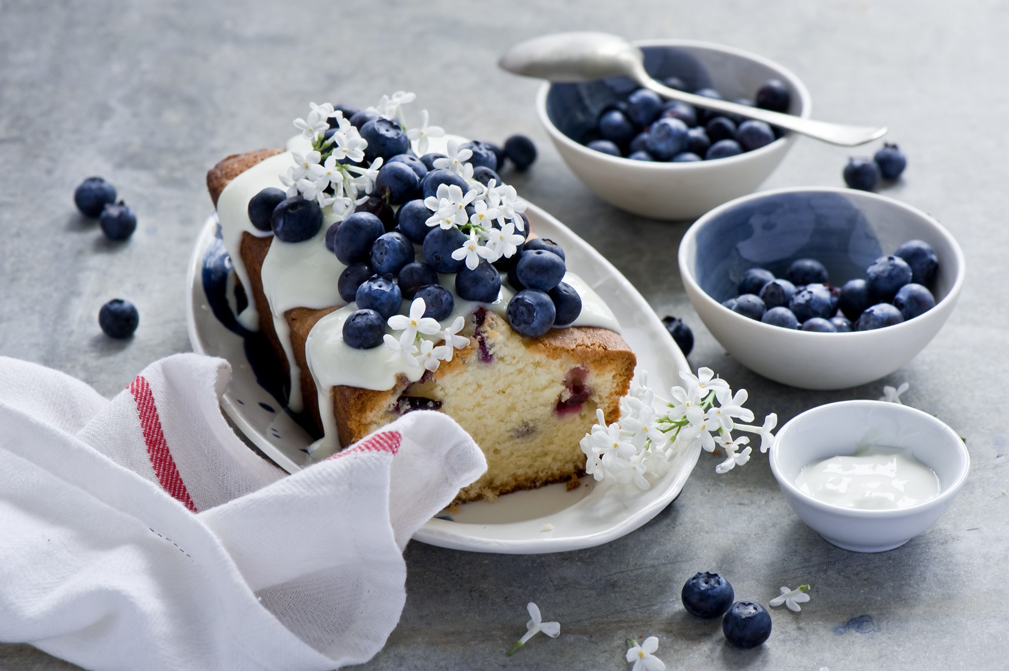 Blueberry Pound Cake with Cream and Blueberries HD Wallpaper