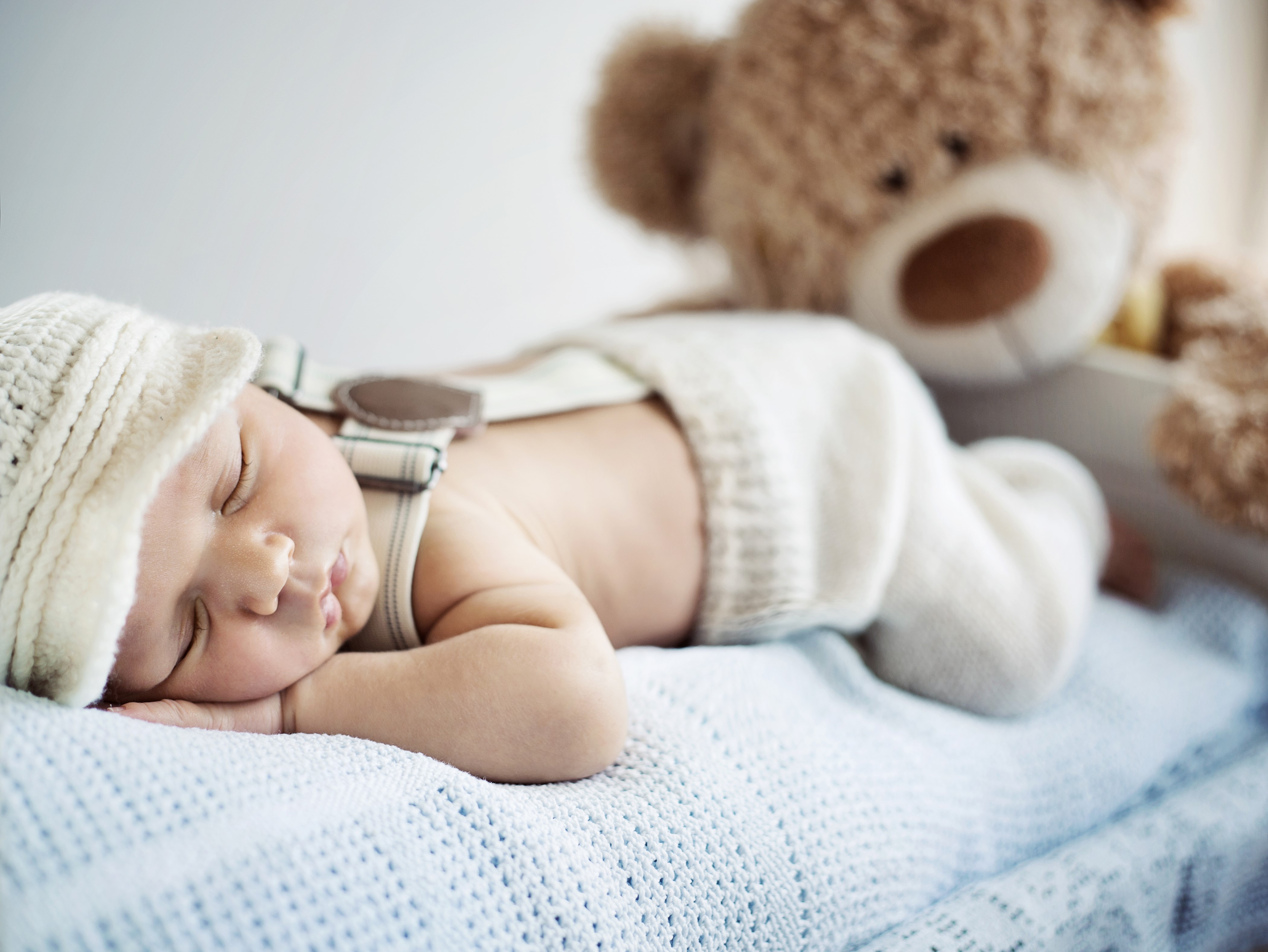 Baby sleeping with teddy bear HD Wallpaper