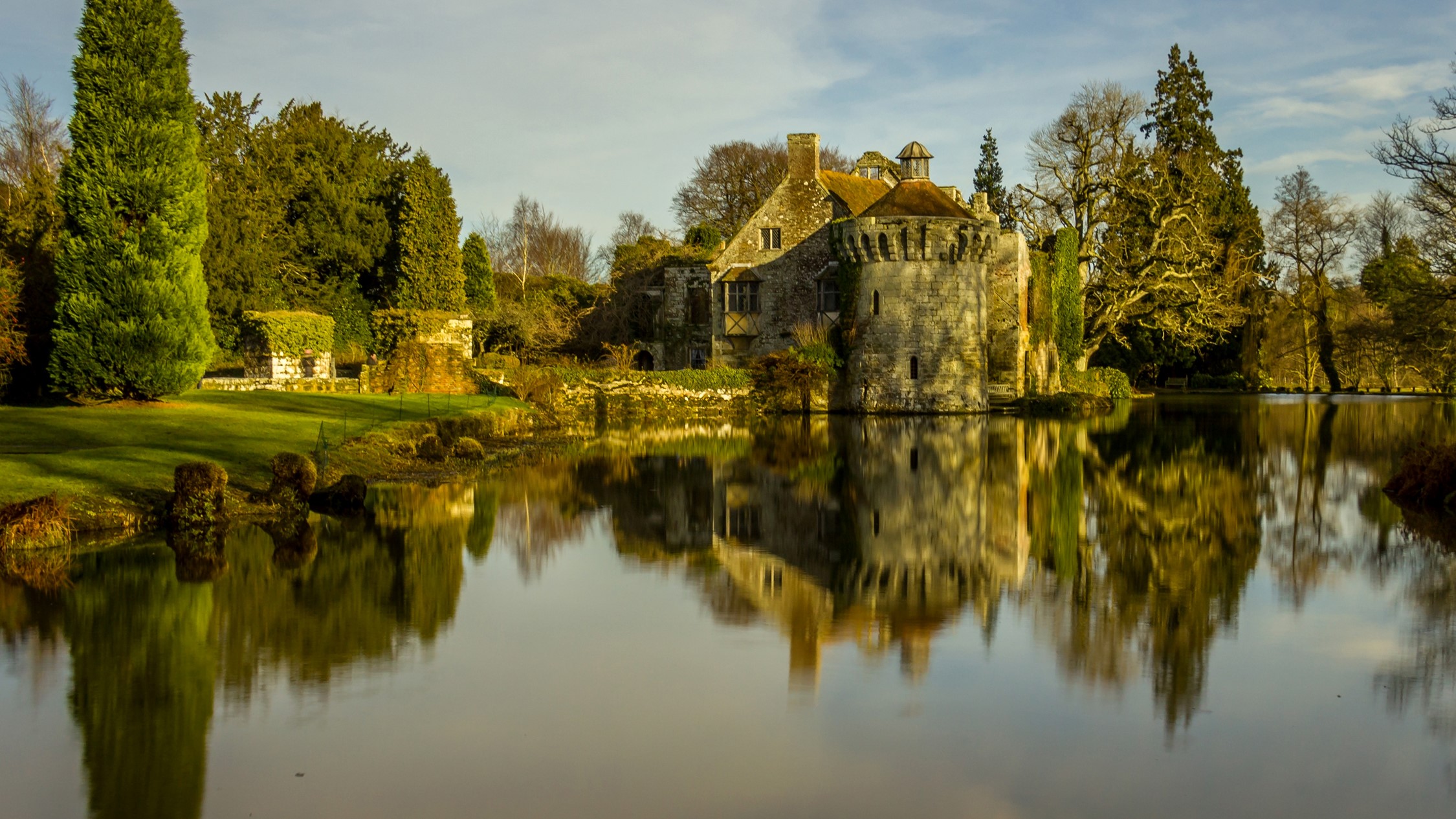 Scotney Castle reflected in the water HD Wallpaper