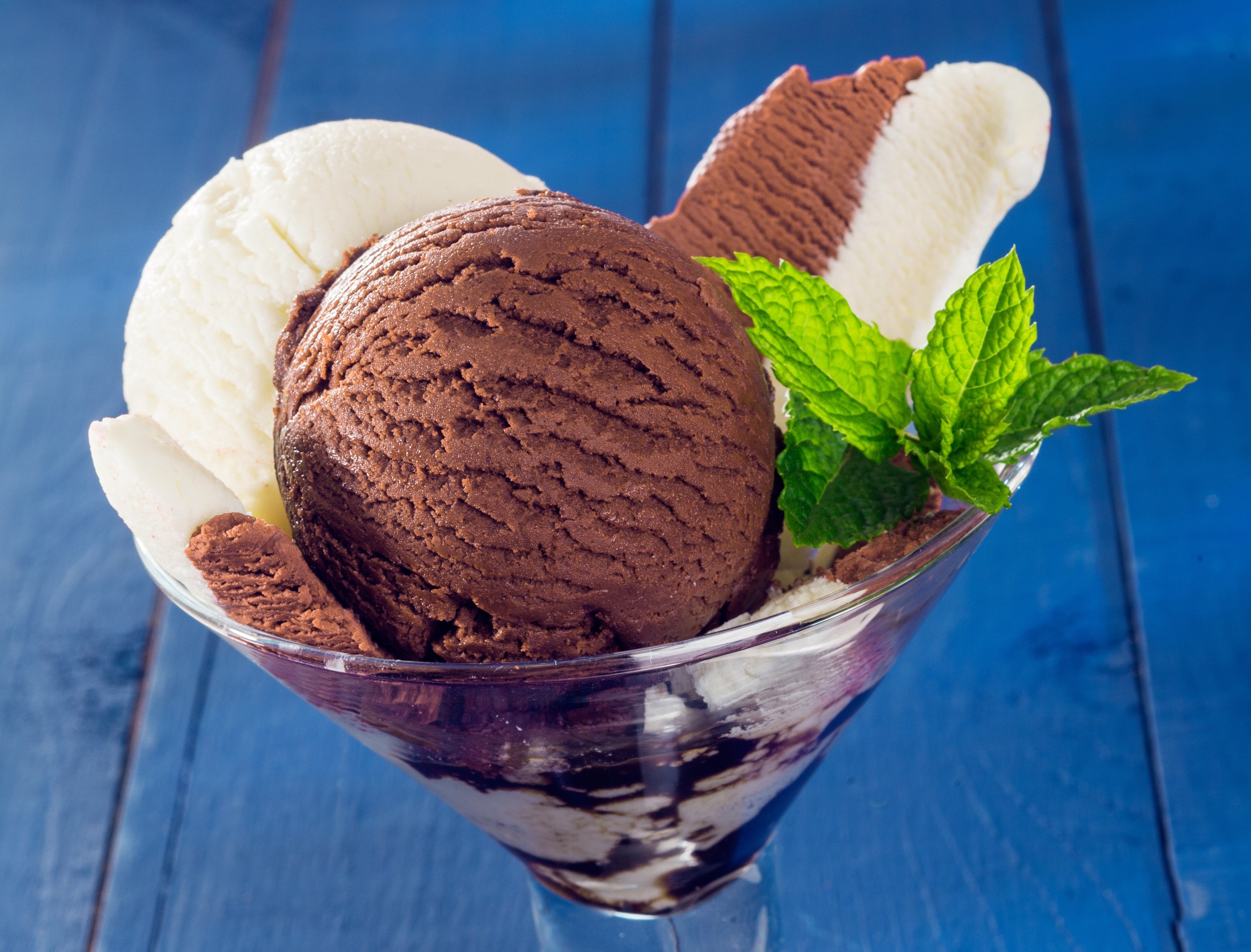 Chocolate and Vanilla Ice Cream Sundae with Mint HD Wallpaper