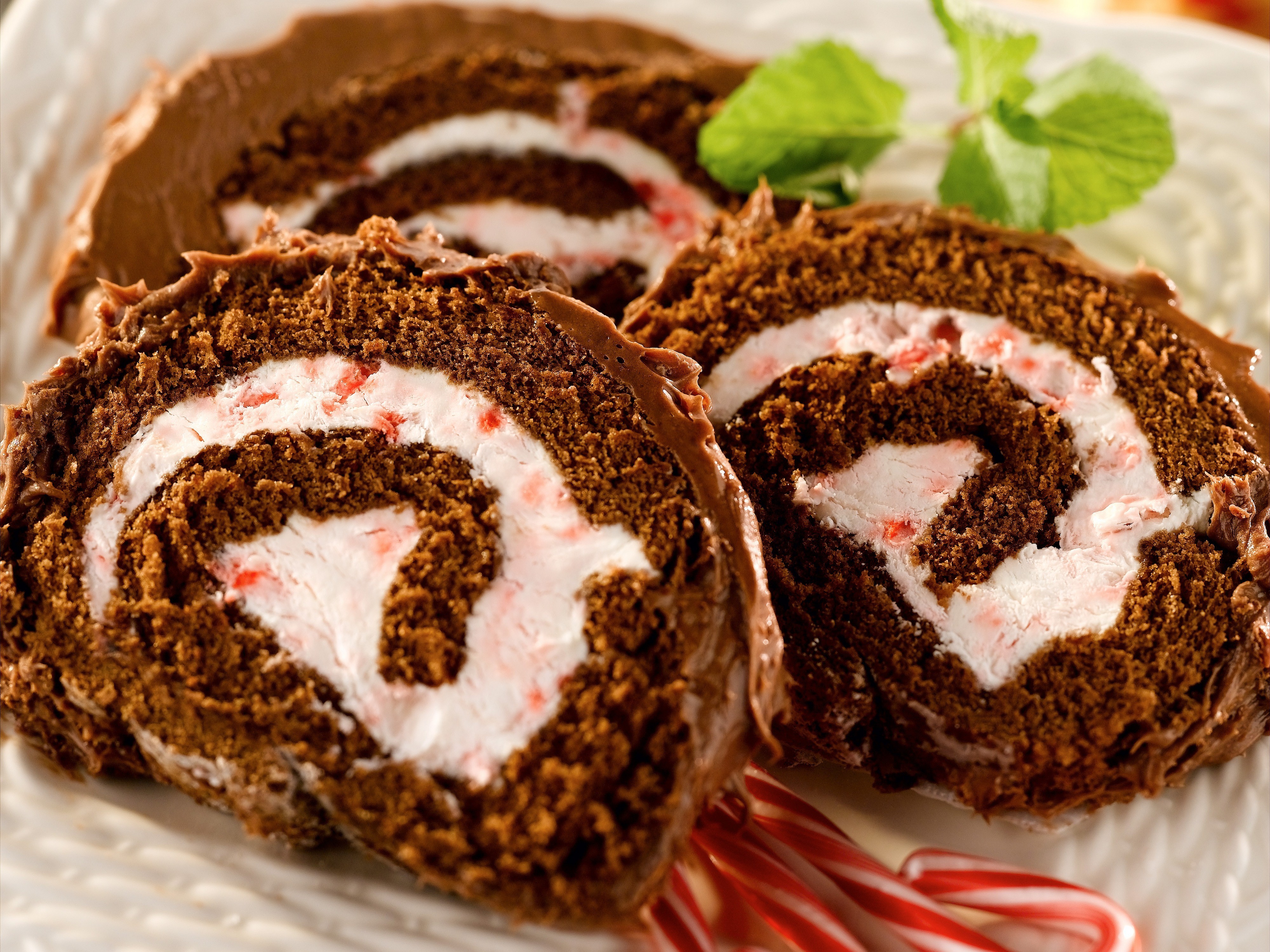 Chocolate Swiss Roll with Peppermint Cream HD Wallpaper