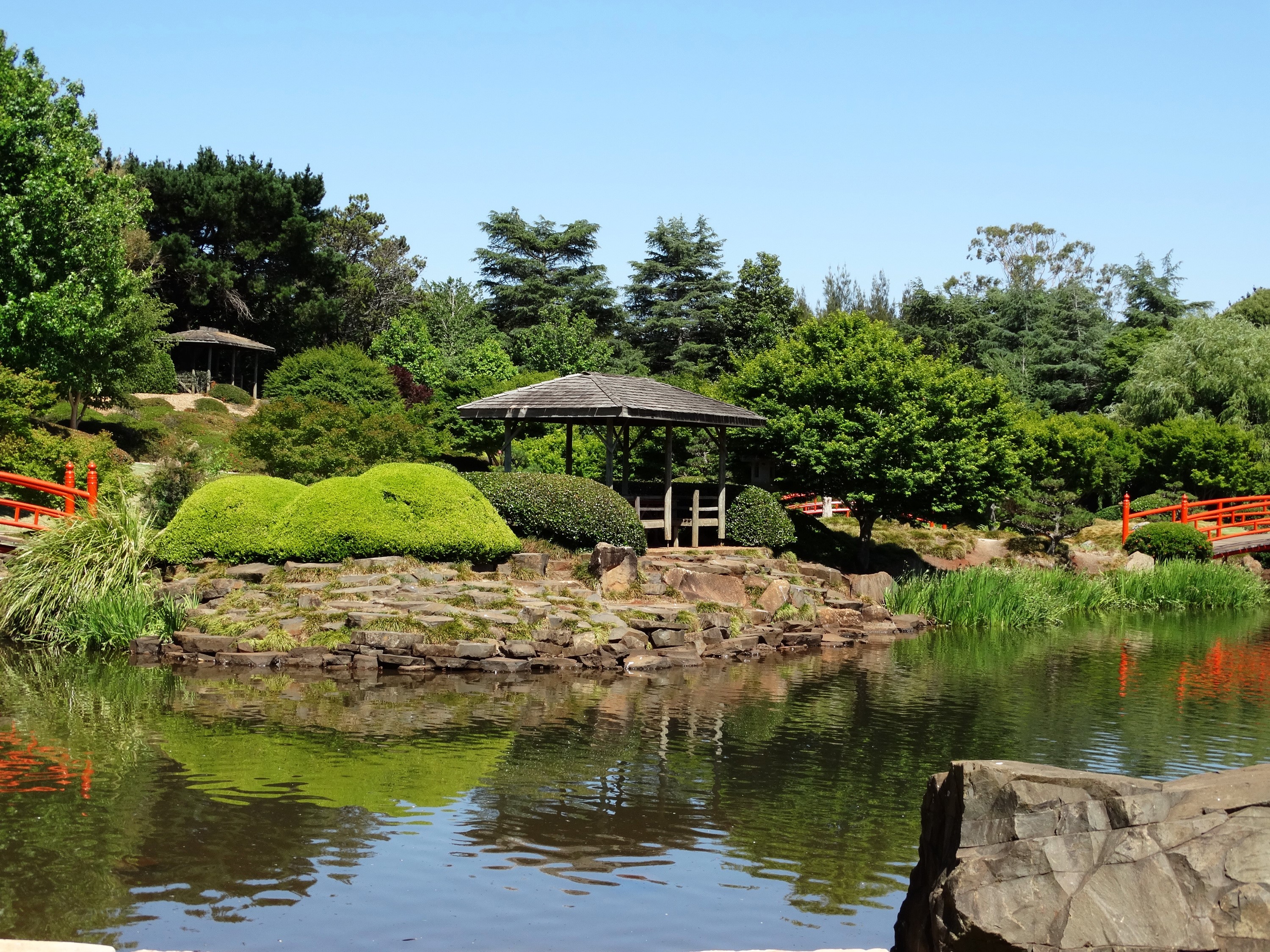 Japanese Garden with Pond and Gazebos in Toowoomba, Australia HD Wallpaper
