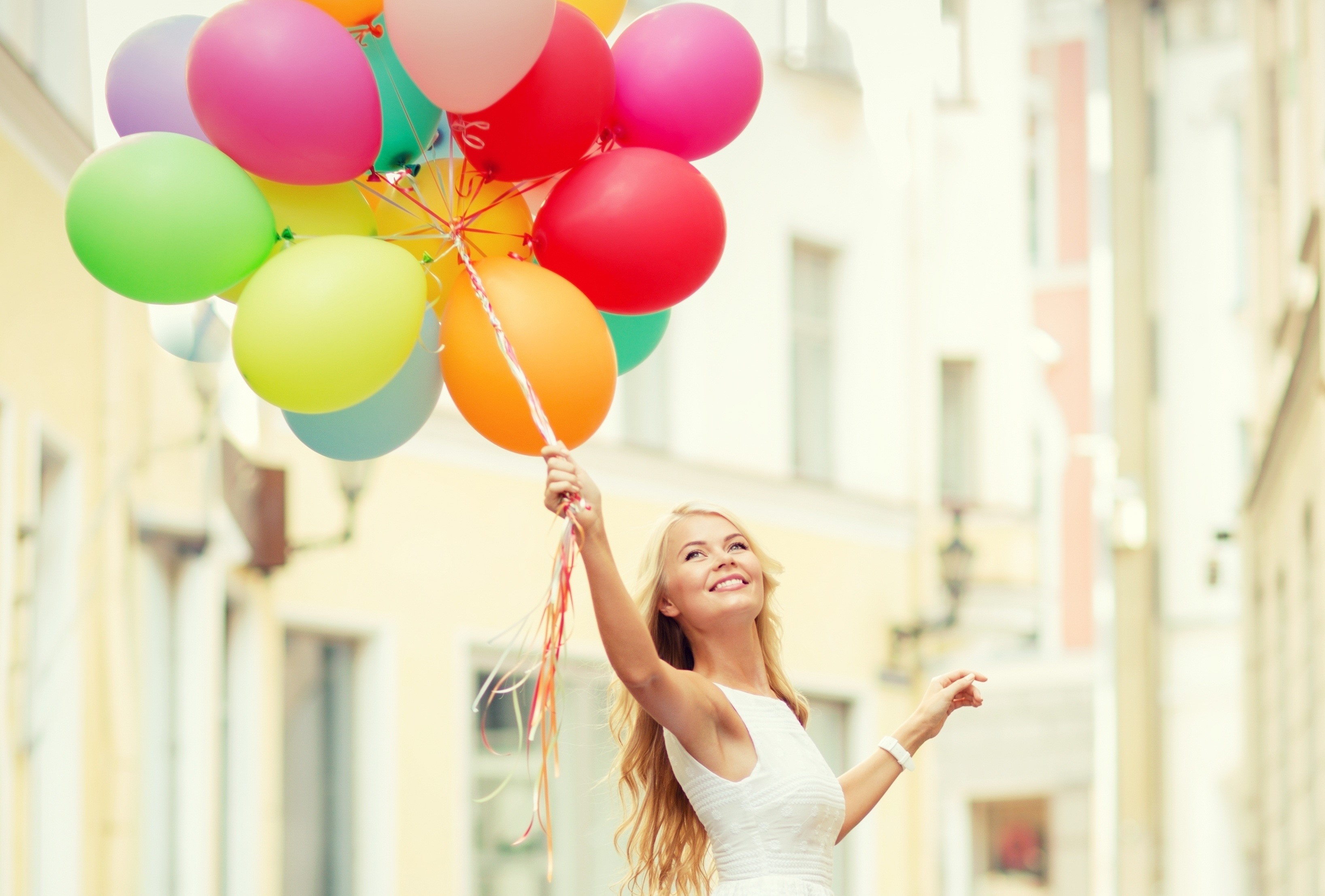 Blonde girl holding colorful balloons HD Wallpaper