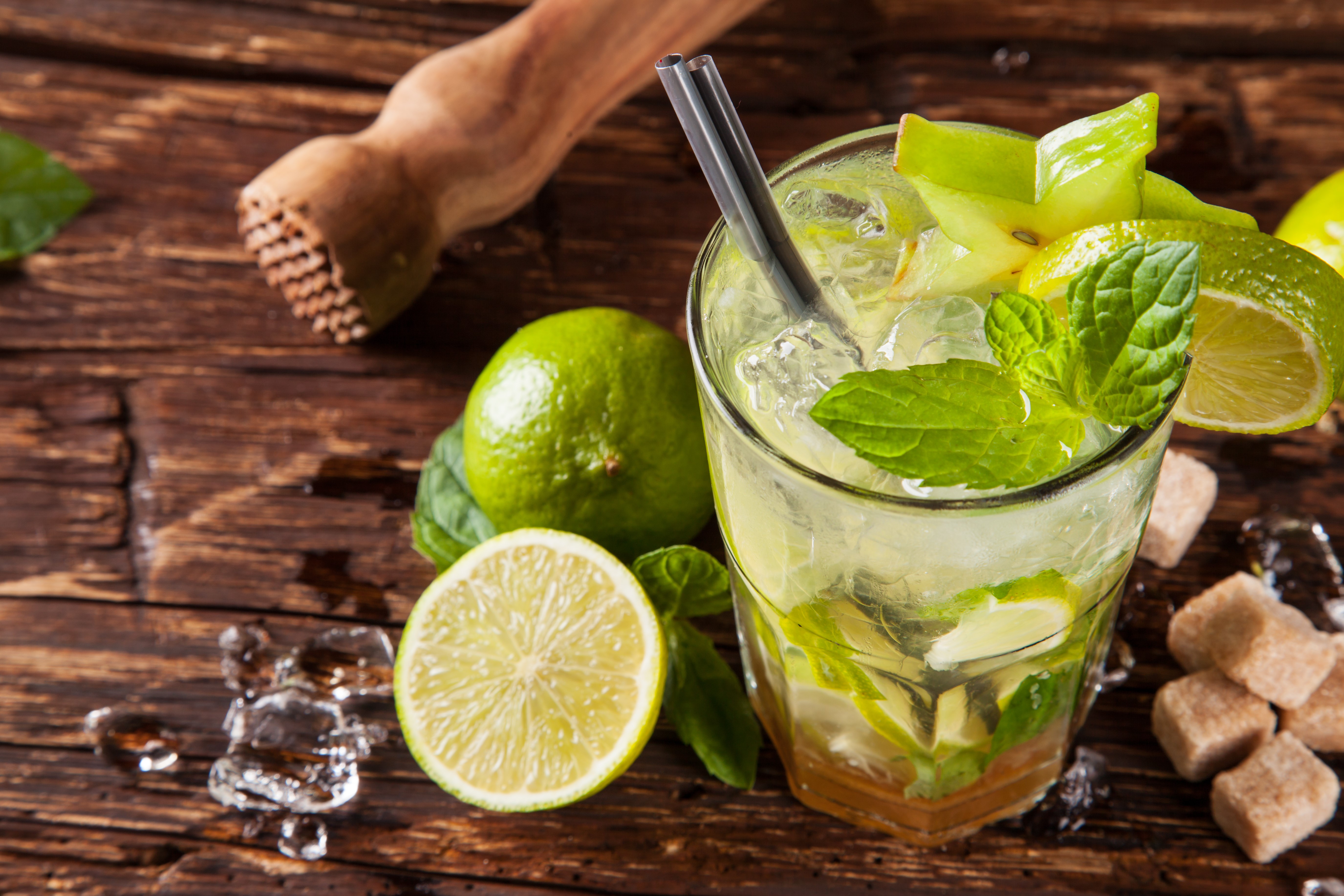 Mojito cocktail with lime, mint, and star fruit HD Wallpaper