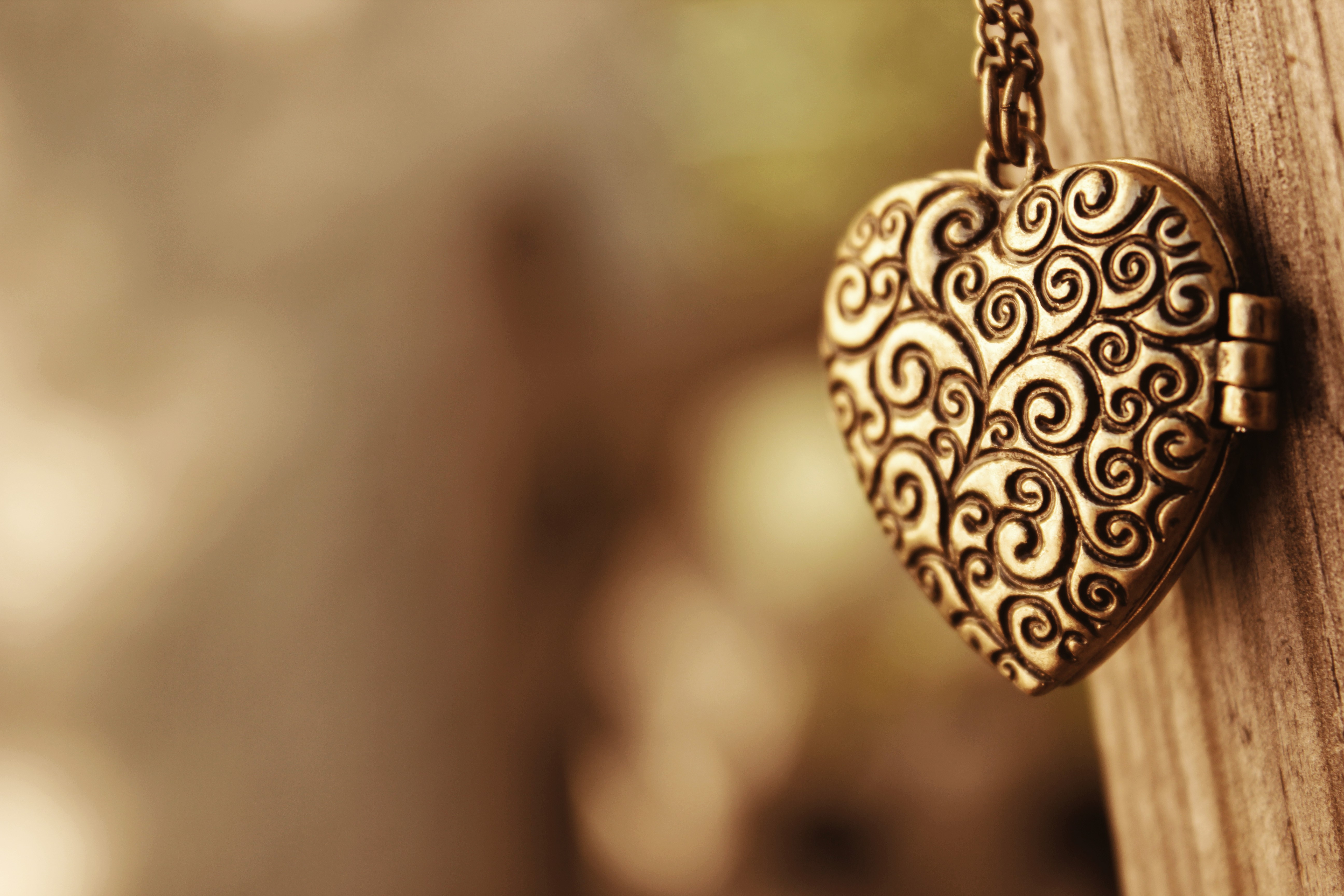 Heart-shaped locket on a chain HD Wallpaper